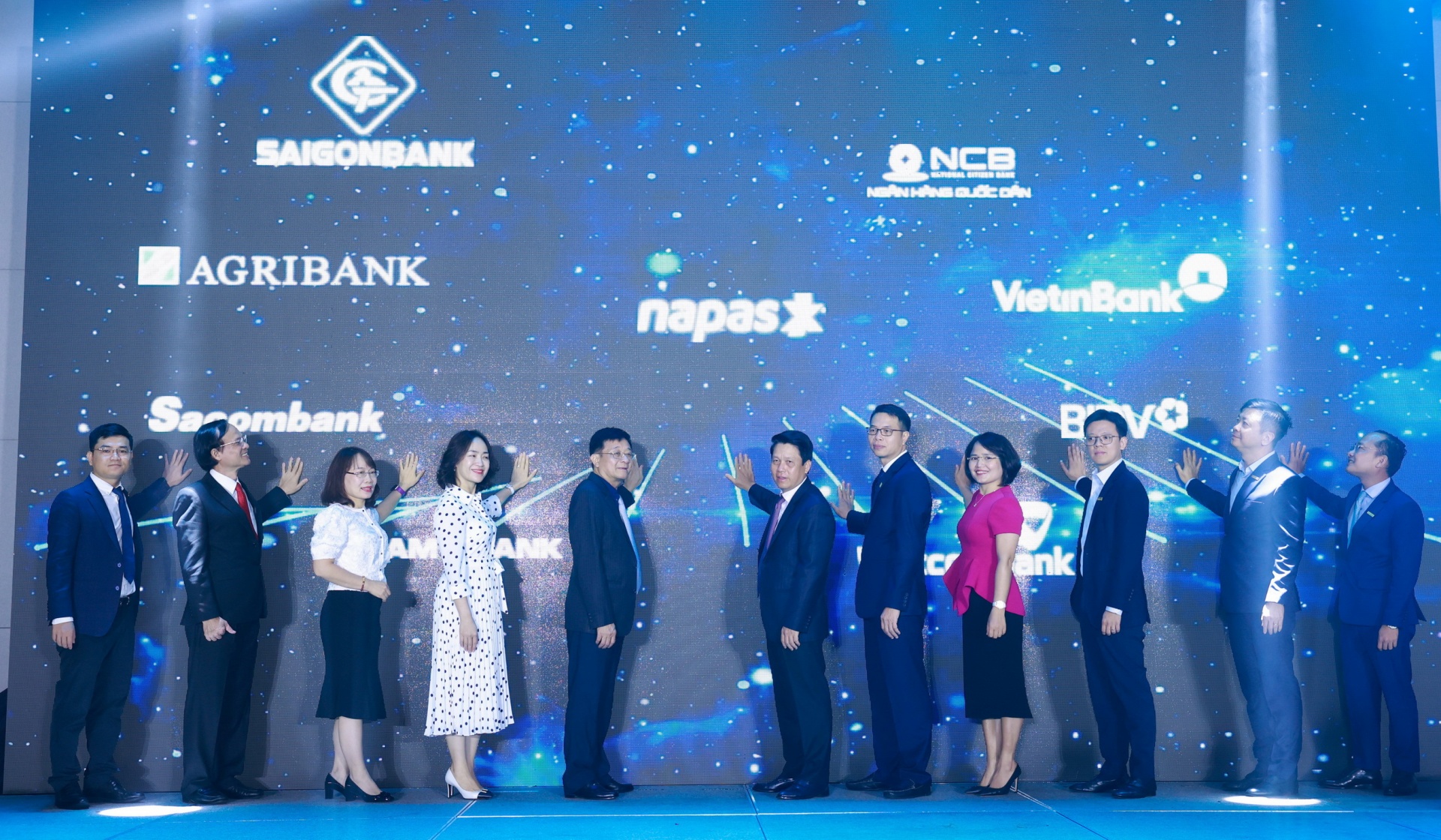 Phó Thống đốc NHNN Phạm Tiến Dũng trải nghiệm dịch vụ VietQRCash tại gian hàng BIDV