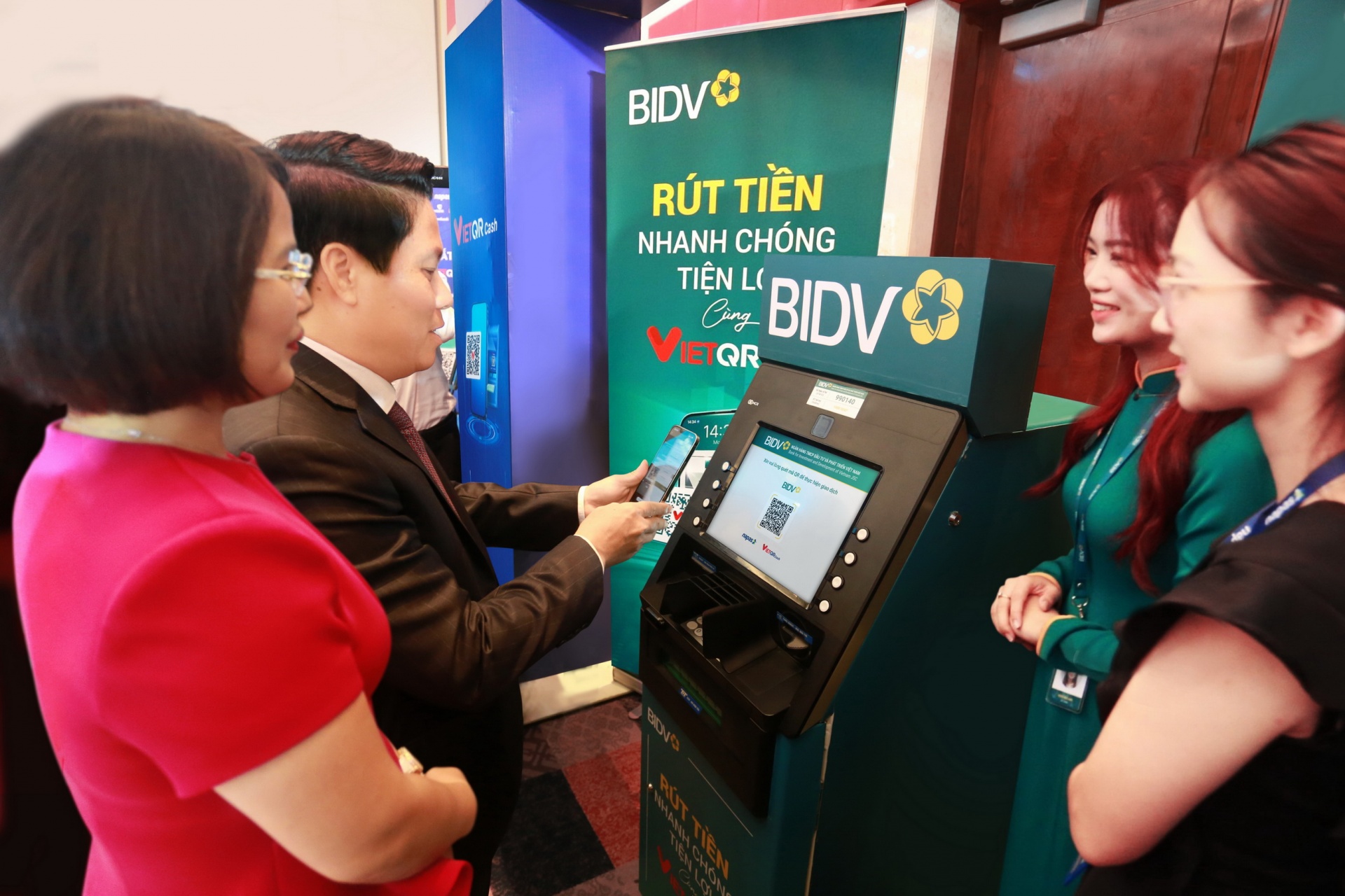 Lãnh đạo các đơn vị thực hiện nghi lễ ra mắt dịch vụ rút tiền VietQRCash 