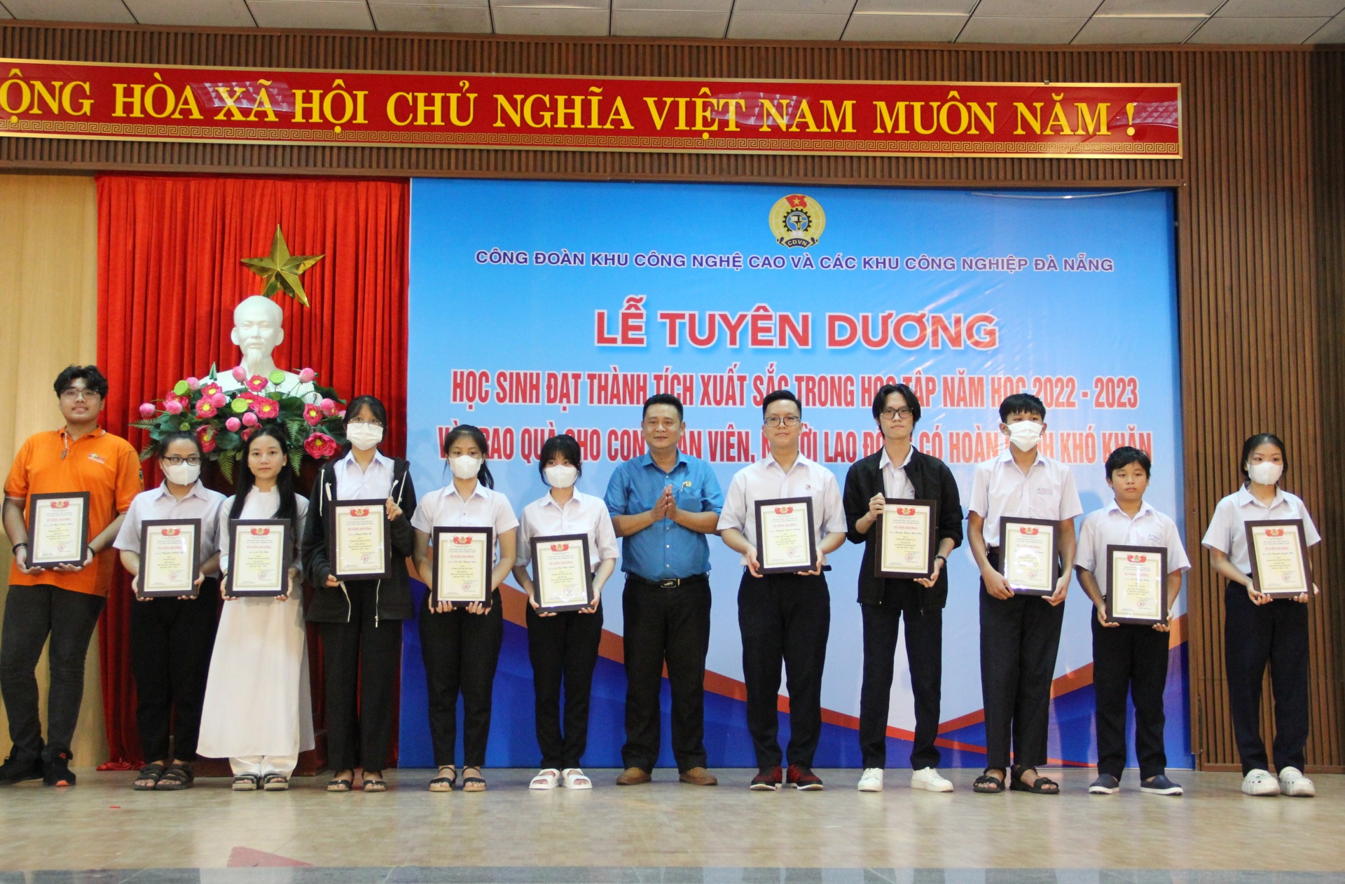 443 suất quà trao tặng con đoàn viên, NLĐ có hoàn cảnh khó khăn, học giỏi 443 suất quà trao tặng con đoàn viên, NLĐ có hoàn cảnh khó khăn, học giỏi