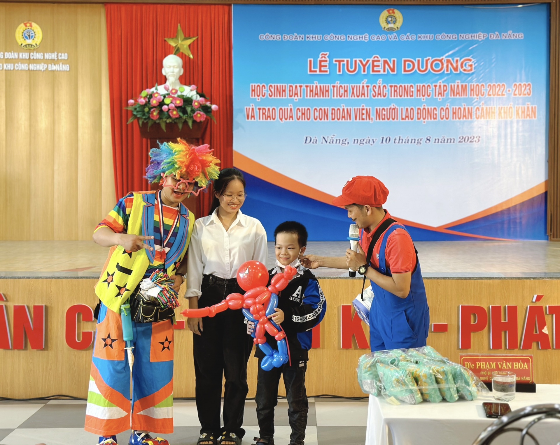 443 suất quà trao tặng con đoàn viên, NLĐ có hoàn cảnh khó khăn, học giỏi 443 suất quà trao tặng con đoàn viên, NLĐ có hoàn cảnh khó khăn, học giỏi
