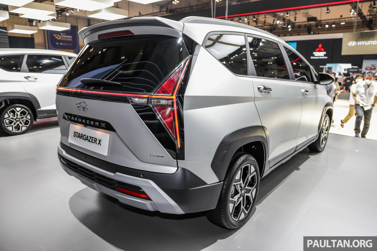 Hyundai Stargazer X ra mắt, đối thủ Mitsubishi Xpander Cross Hyundai Stargazer X có những điểm mới như nẹp bằng nhựa màu đen ở hốc bánh.