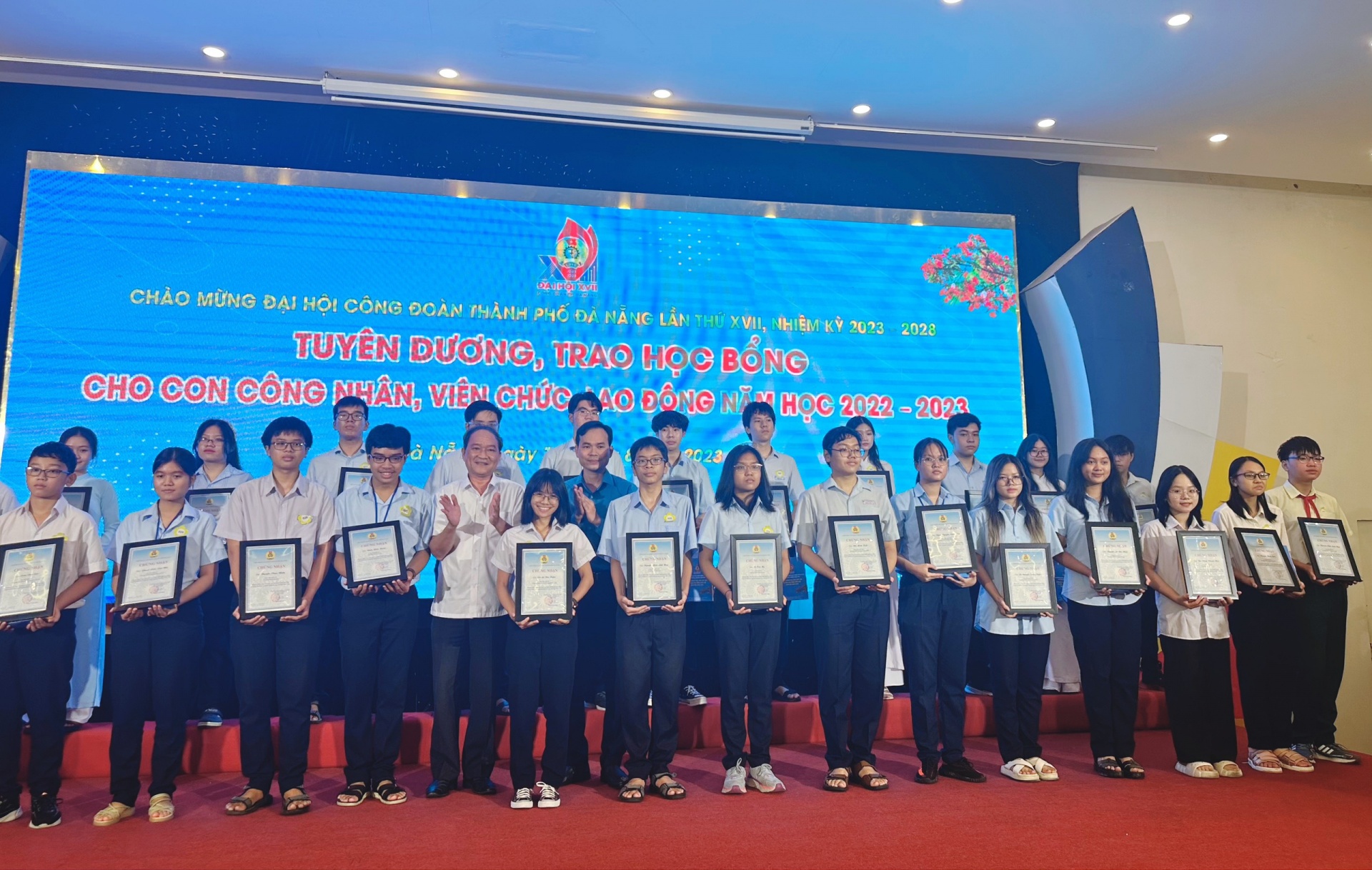 Đà Nẵng tuyên dương, khen thưởng con công nhân, viên chức, lao động xuất sắc trong học tập Đà Nẵng tuyên dương, khen thưởng con công nhân, viên chức, lao động xuất sắc trong học tập