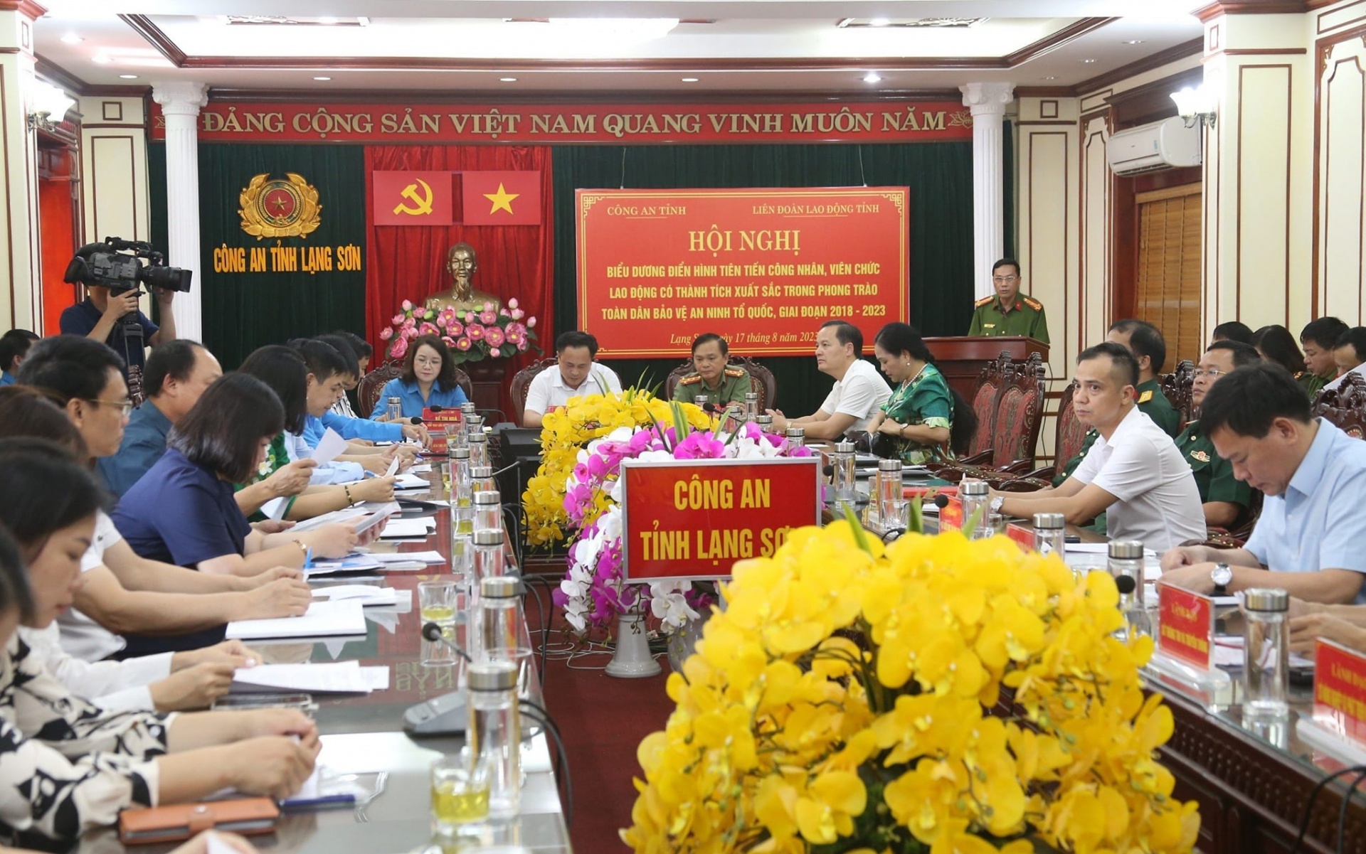 Phát huy vai trò của công đoàn trong phong trào Toàn dân bảo vệ an ninh Tổ quốc Phát huy vai trò của công đoàn trong phong trào Toàn dân bảo vệ an ninh Tổ quốc