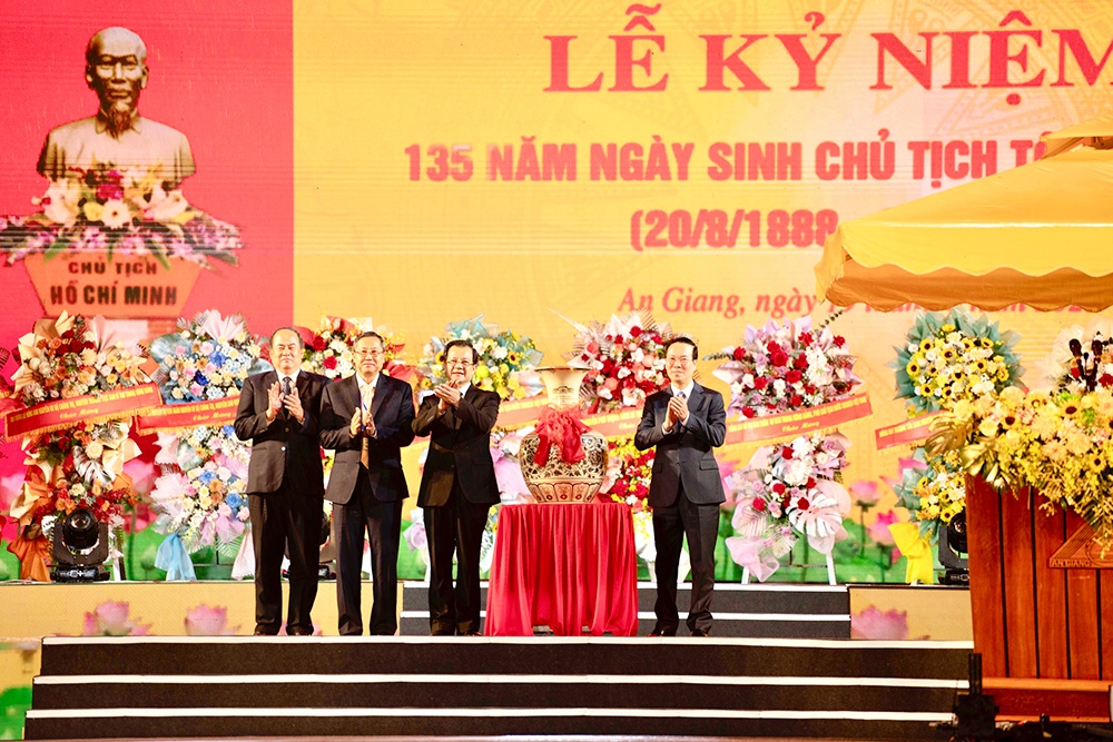 Chủ tịch Tôn Đức Thắng- người chiến sĩ cách mạng kiên trung Chủ tịch Tôn Đức Thắng- người chiến sĩ cách mạng kiên trung