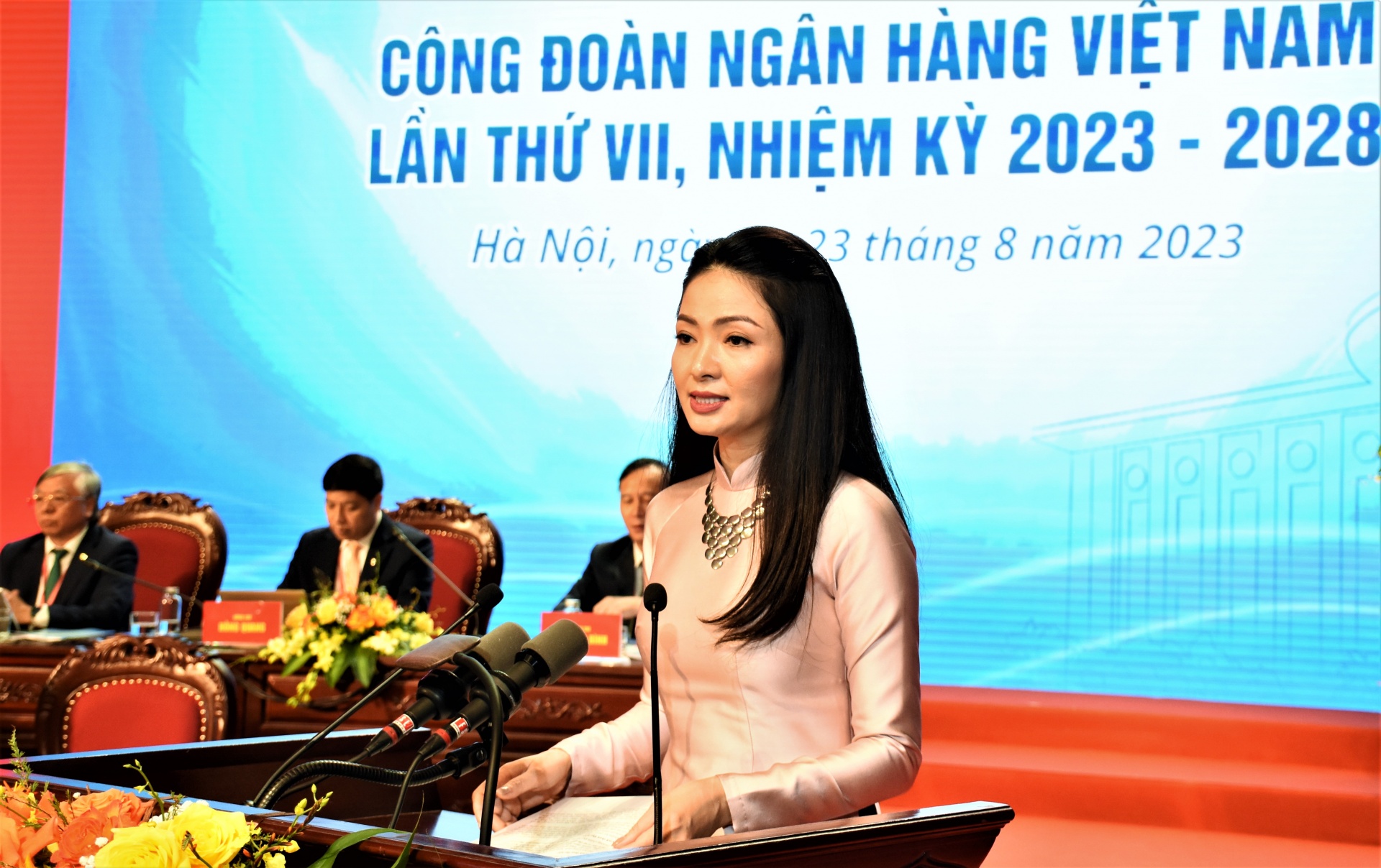 Xây dựng đội ngũ cán bộ có phẩm chất và trình độ cao, đáp ứng hội nhập và chuyển đổi số Xây dựng đội ngũ cán bộ có phẩm chất và trình độ cao, đáp ứng hội nhập và chuyển đổi số