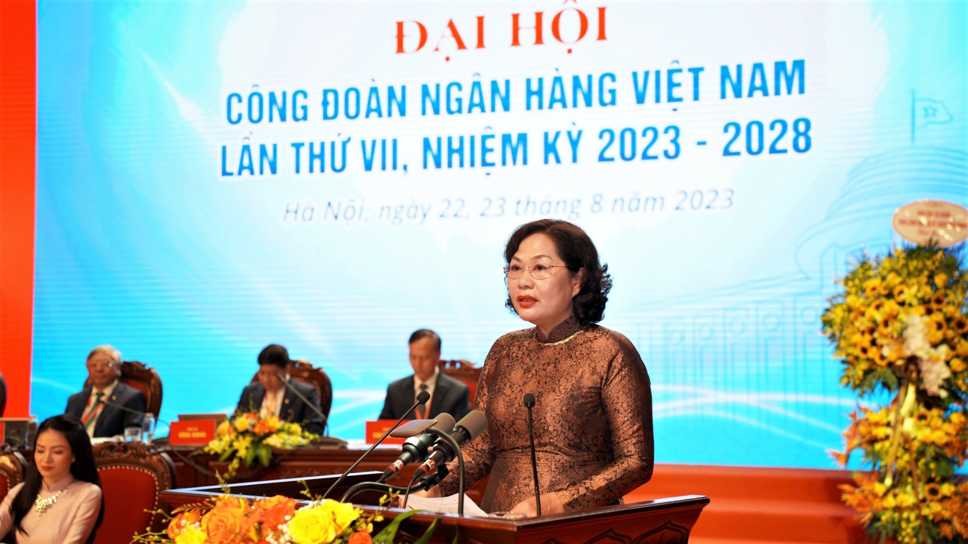 NHỮNG BƯỚC TIẾN ĐƯỢC KỲ VỌNG TRONG NHIỆM KỲ MỚI NHỮNG BƯỚC TIẾN ĐƯỢC KỲ VỌNG TRONG NHIỆM KỲ MỚI