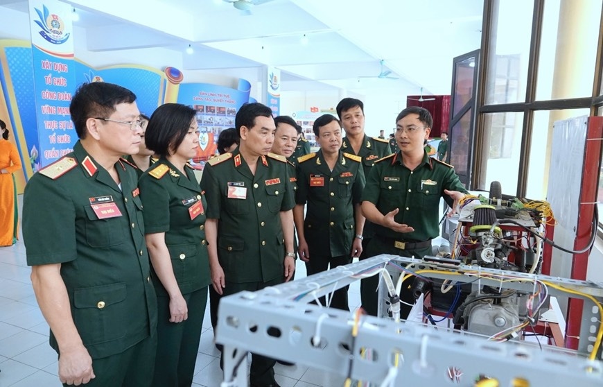 Phát huy tinh thần đoàn kết, sáng tạo, xây dựng Học viện Kỹ thuật Quân sự vững mạnh Phát huy tinh thần đoàn kết, sáng tạo, xây dựng Học viện Kỹ thuật Quân sự vững mạnh