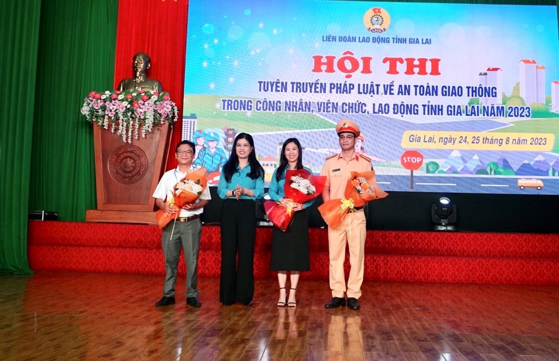 Gia Lai: đa dạng hình thức truyền truyền, phổ biến pháp luật về giao thông đường bộ Gia Lai: đa dạng hình thức truyền truyền, phổ biến pháp luật về giao thông đường bộ