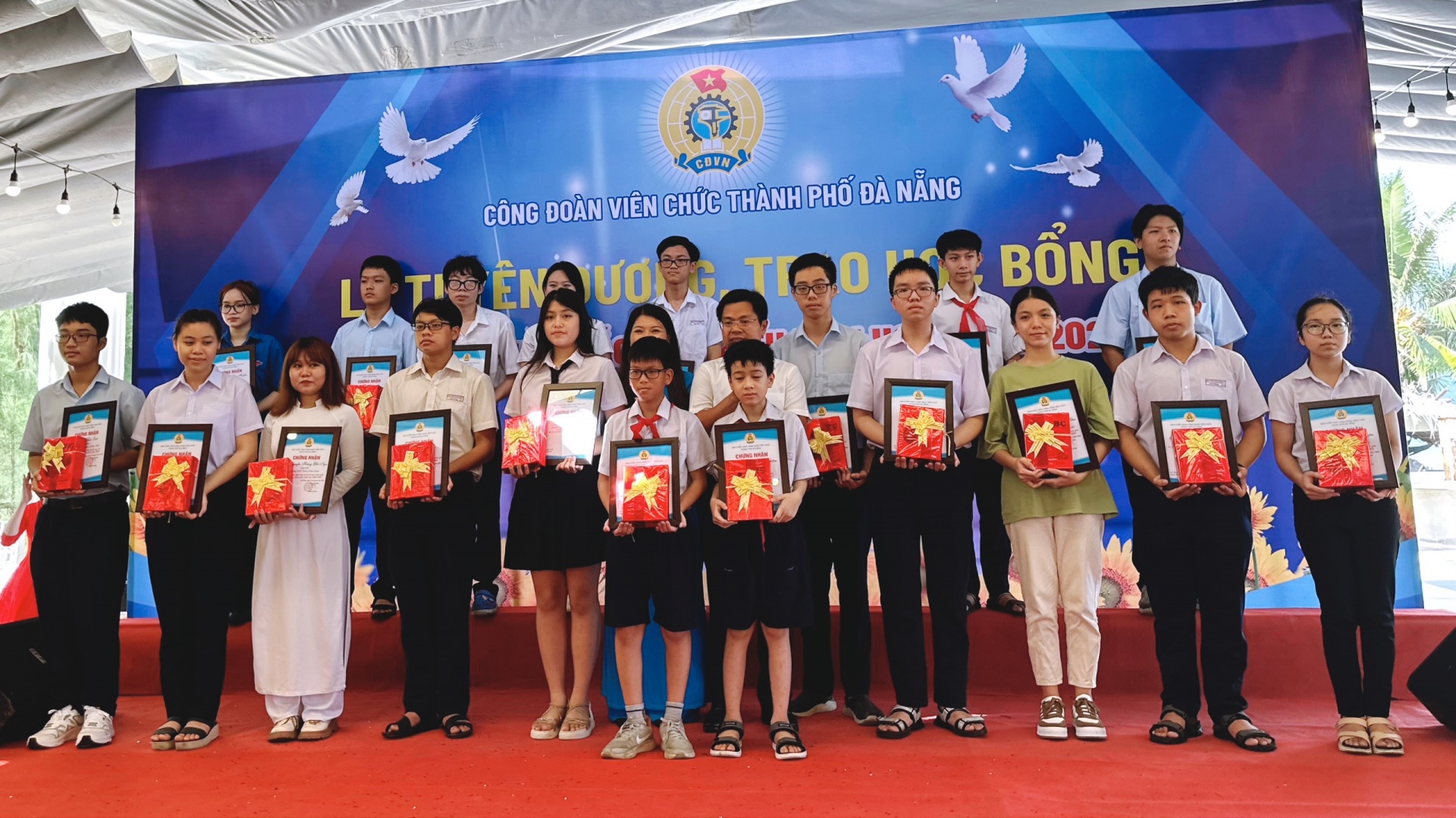 Công đoàn Viên chức thành phố Đà Nẵng trao 127 suất học bổng cho học sinh xuất sắc