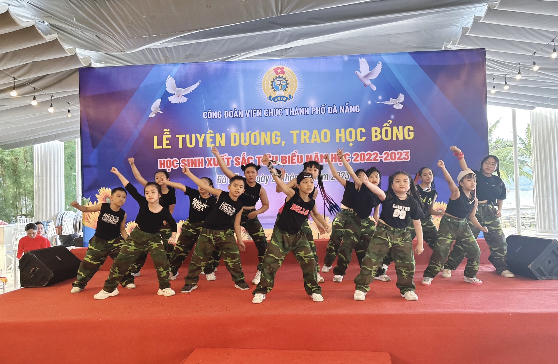 Công đoàn Viên chức thành phố Đà Nẵng trao 127 suất học bổng cho học sinh xuất sắc