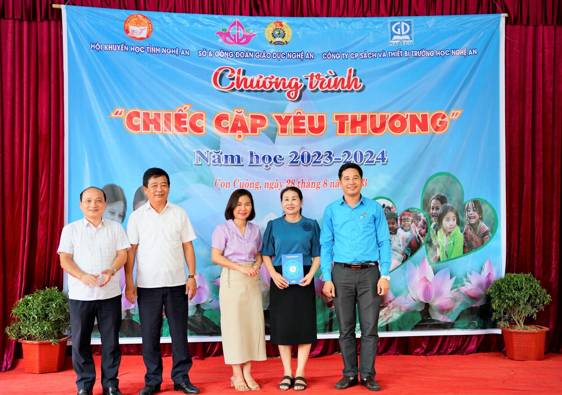 Nghệ An: Chương trình ‘Chiếc cặp yêu thương’ mang niềm vui vào năm học mới Nghệ An: Chương trình ‘Chiếc cặp yêu thương’ mang niềm vui vào năm học mới