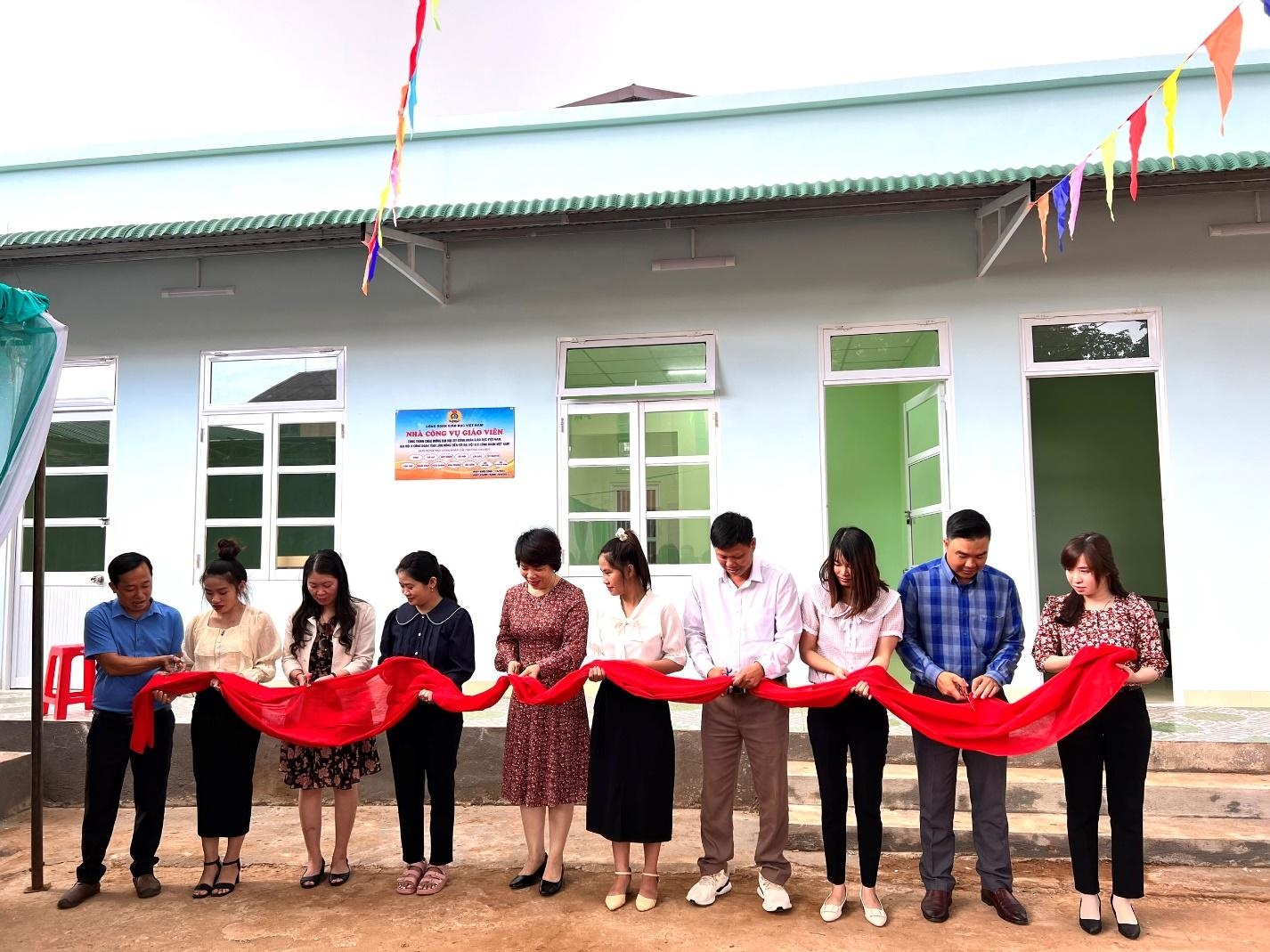 Trao nhà công vụ giáo viên vùng khó khăn ở Lâm Đồng: Sẻ chia cùng đồng nghiệp Trao nhà công vụ giáo viên vùng khó khăn ở Lâm Đồng: Sẻ chia cùng đồng nghiệp