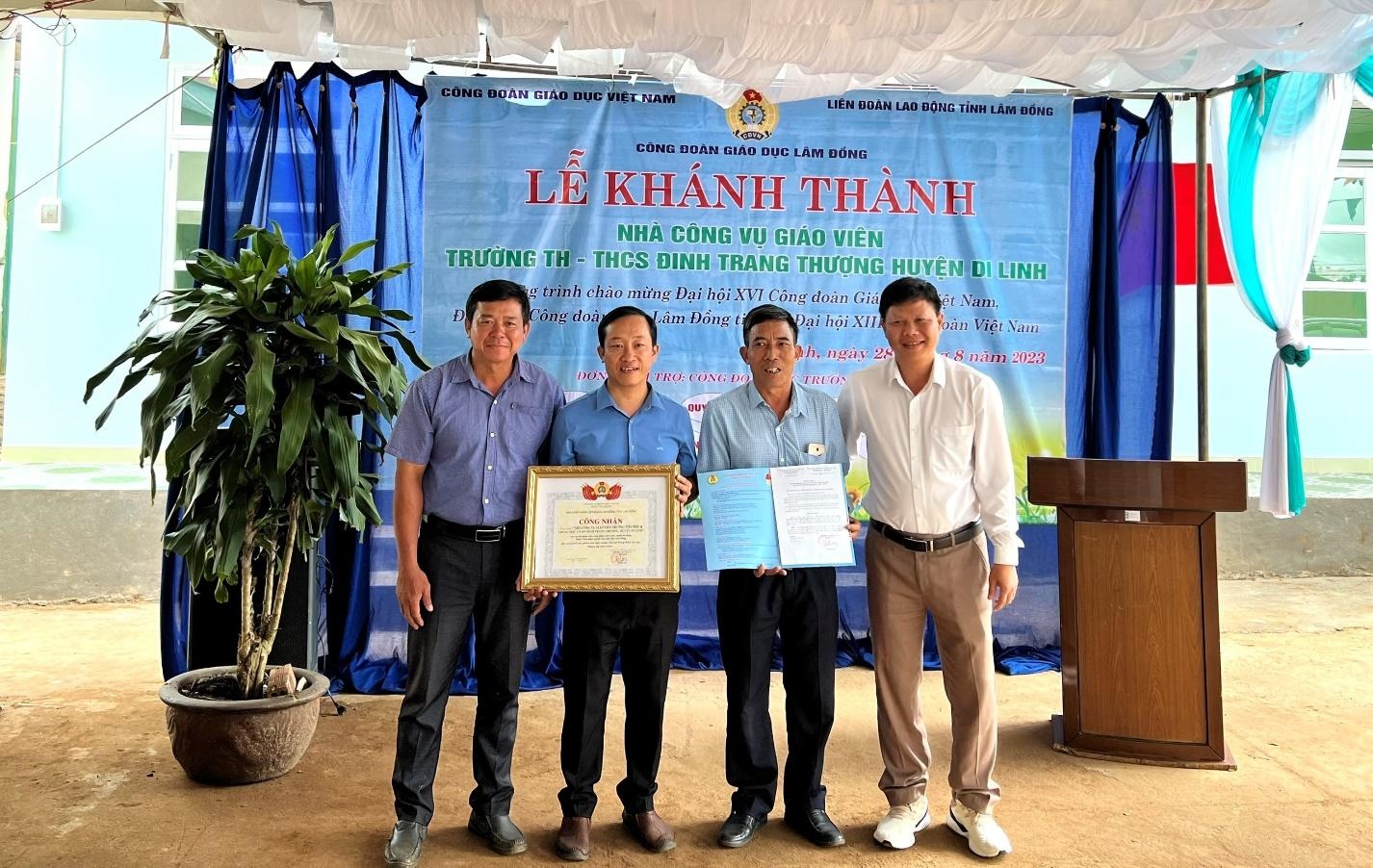 Trao nhà công vụ giáo viên vùng khó khăn ở Lâm Đồng: Sẻ chia cùng đồng nghiệp Trao nhà công vụ giáo viên vùng khó khăn ở Lâm Đồng: Sẻ chia cùng đồng nghiệp