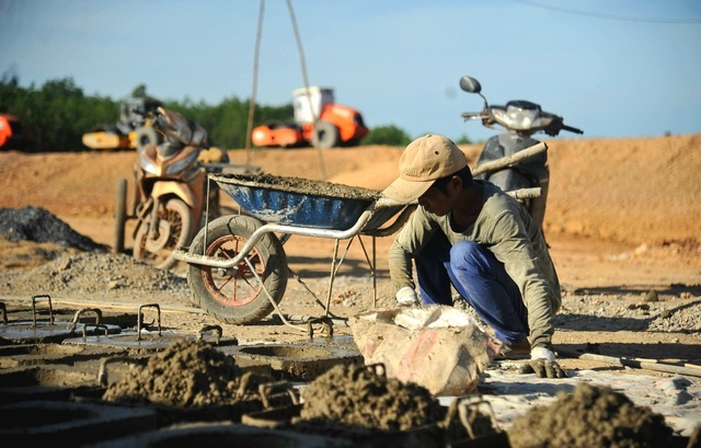 Ngày lễ, công nhân vẫn miệt mài làm việc trên các công trình xây dựng