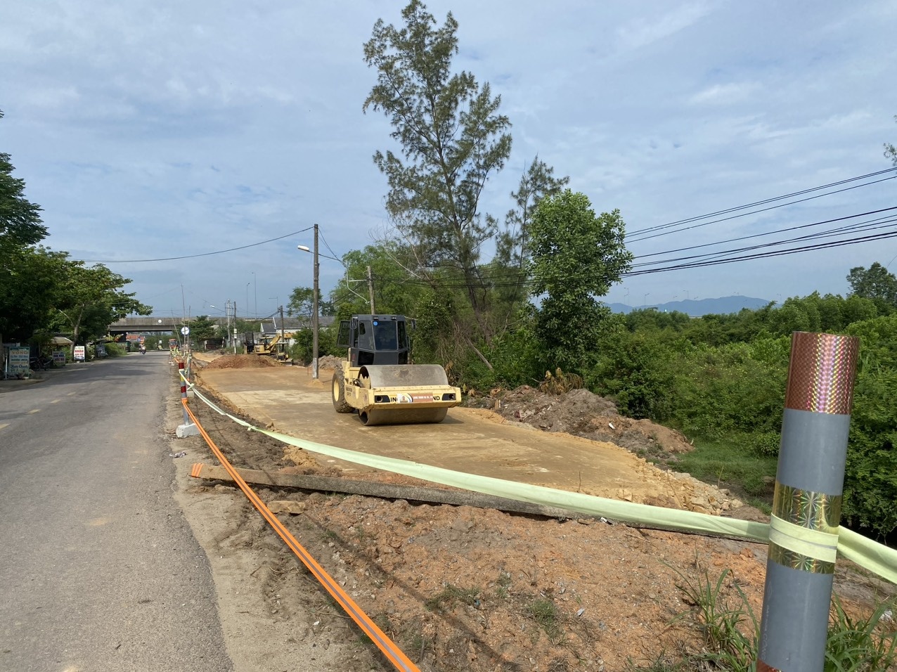 Ngày lễ, công nhân vẫn miệt mài làm việc trên các công trình xây dựng