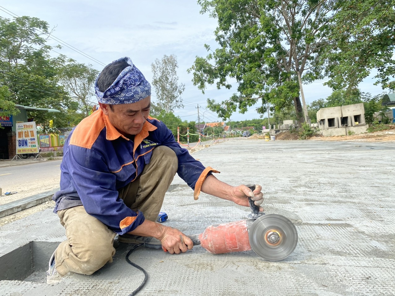 Ngày lễ, công nhân vẫn miệt mài làm việc trên các công trình xây dựng