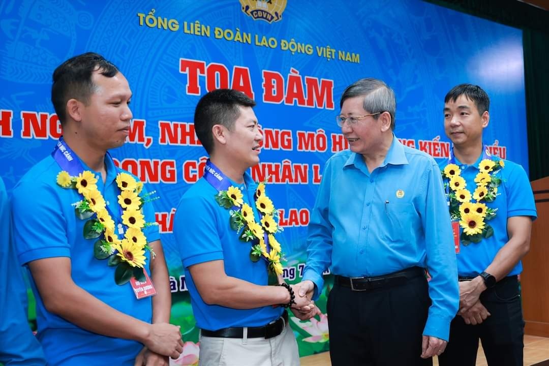 Sáng kiến “Rập form cải tiến” của anh công nhân may Sáng kiến “Rập form cải tiến” của anh công nhân may