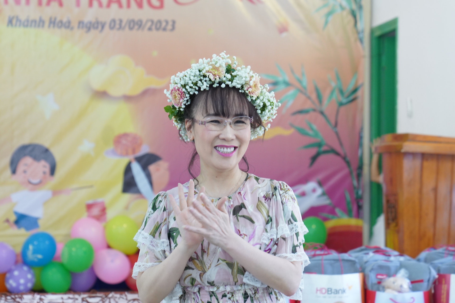 Nữ tỷ phú Nguyễn Thị Phương Thảo bất ngờ thăm các em nhỏ tại Làng SOS