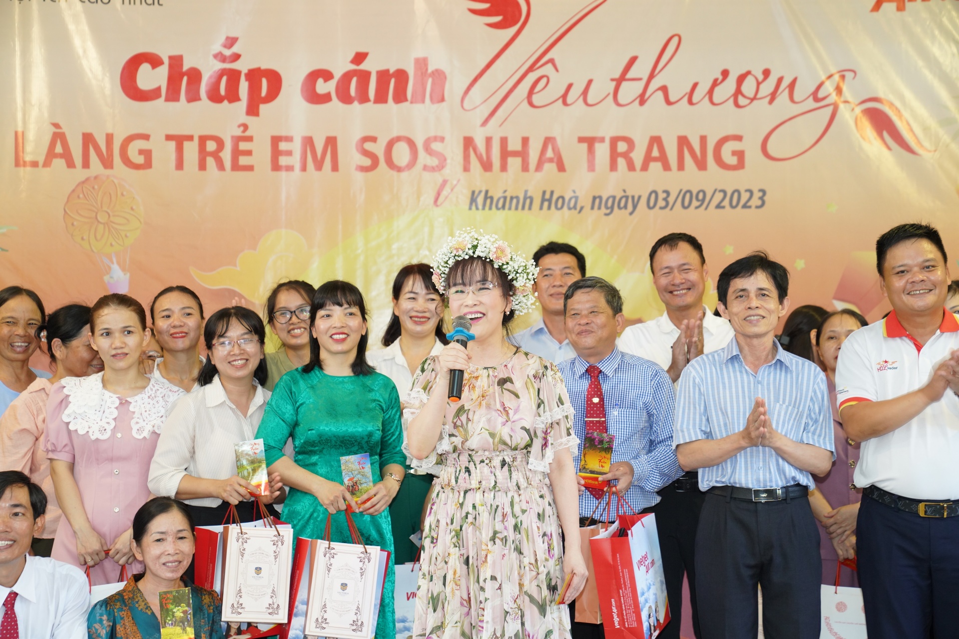 Nữ tỷ phú Nguyễn Thị Phương Thảo bất ngờ thăm các em nhỏ tại Làng SOS