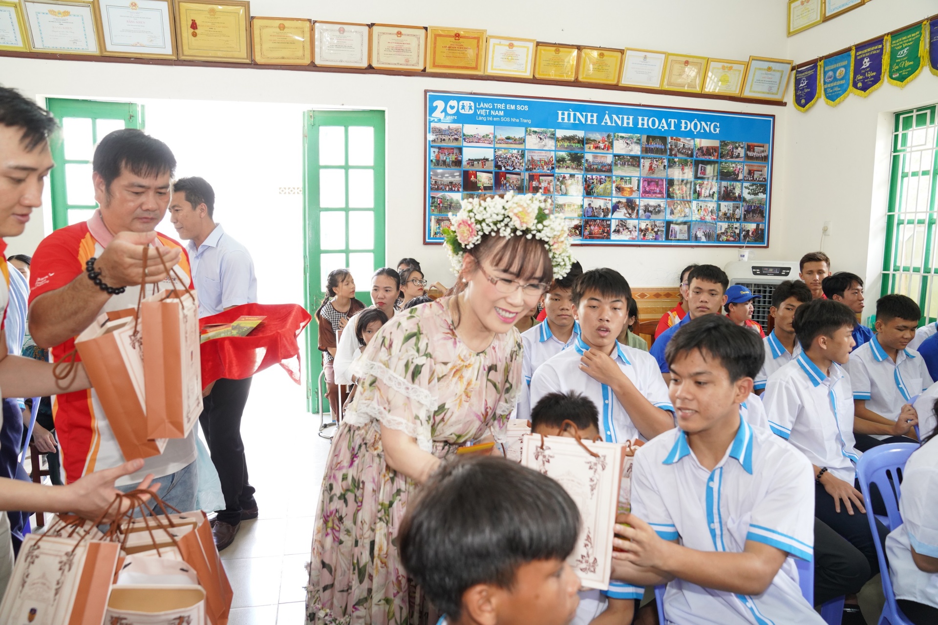 Nữ tỷ phú Nguyễn Thị Phương Thảo bất ngờ thăm các em nhỏ tại Làng SOS
