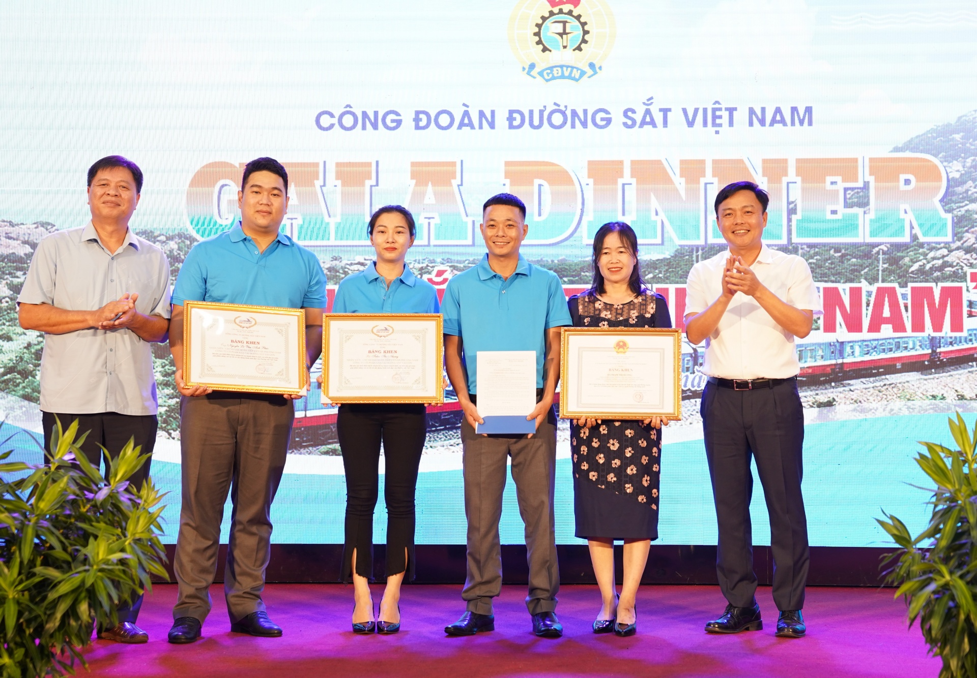 Vui vẻ, thân tình chương trình nghỉ dưỡng, biểu dương của Công đoàn Đường sắt Việt Nam Vui vẻ, thân tình chương trình nghỉ dưỡng, biểu dương của Công đoàn Đường sắt Việt Nam