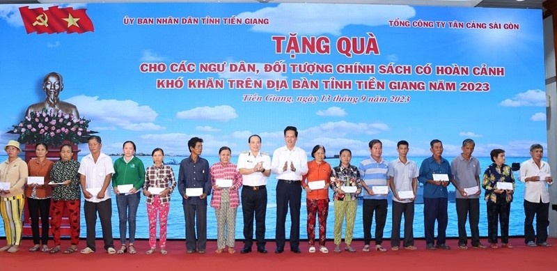 Tổng Công ty Tân Cảng Sài Gòn: Nhận đỡ đầu con ngư dân tại Tiền Giang, Bến Tre