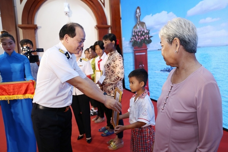 Tổng Công ty Tân Cảng Sài Gòn: Nhận đỡ đầu con ngư dân tại Tiền Giang, Bến Tre