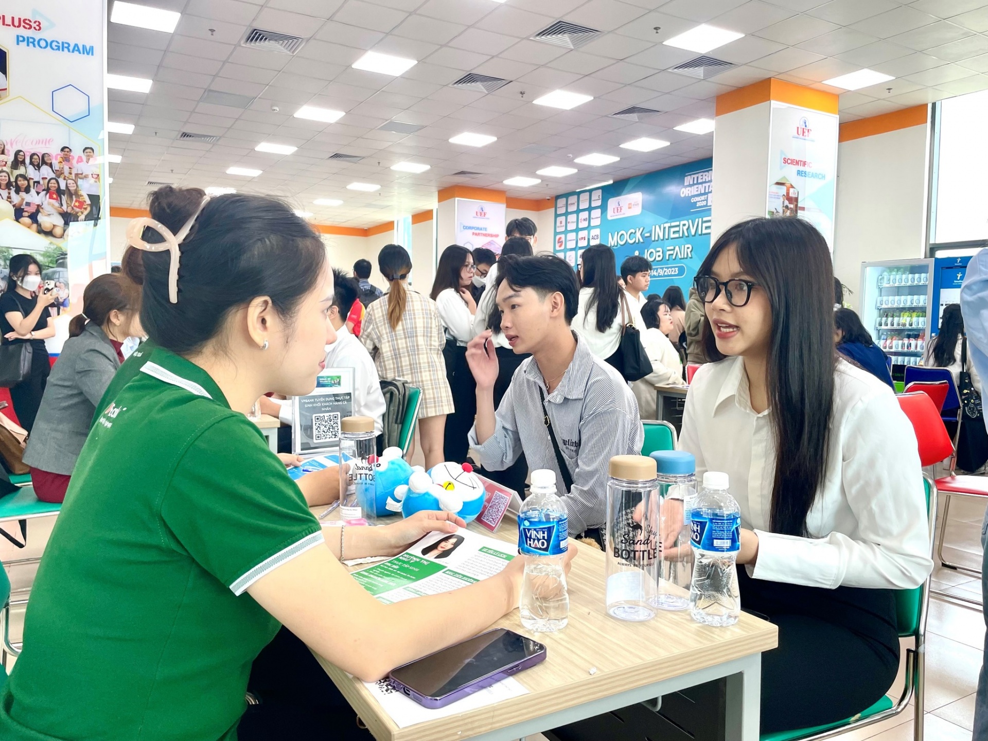 VPBank tuyển dụng chuyên viên bán hàng trực tiếp và bán hàng qua điện thoại VPBank tuyển dụng chuyên viên bán hàng trực tiếp và bán hàng qua điện thoại