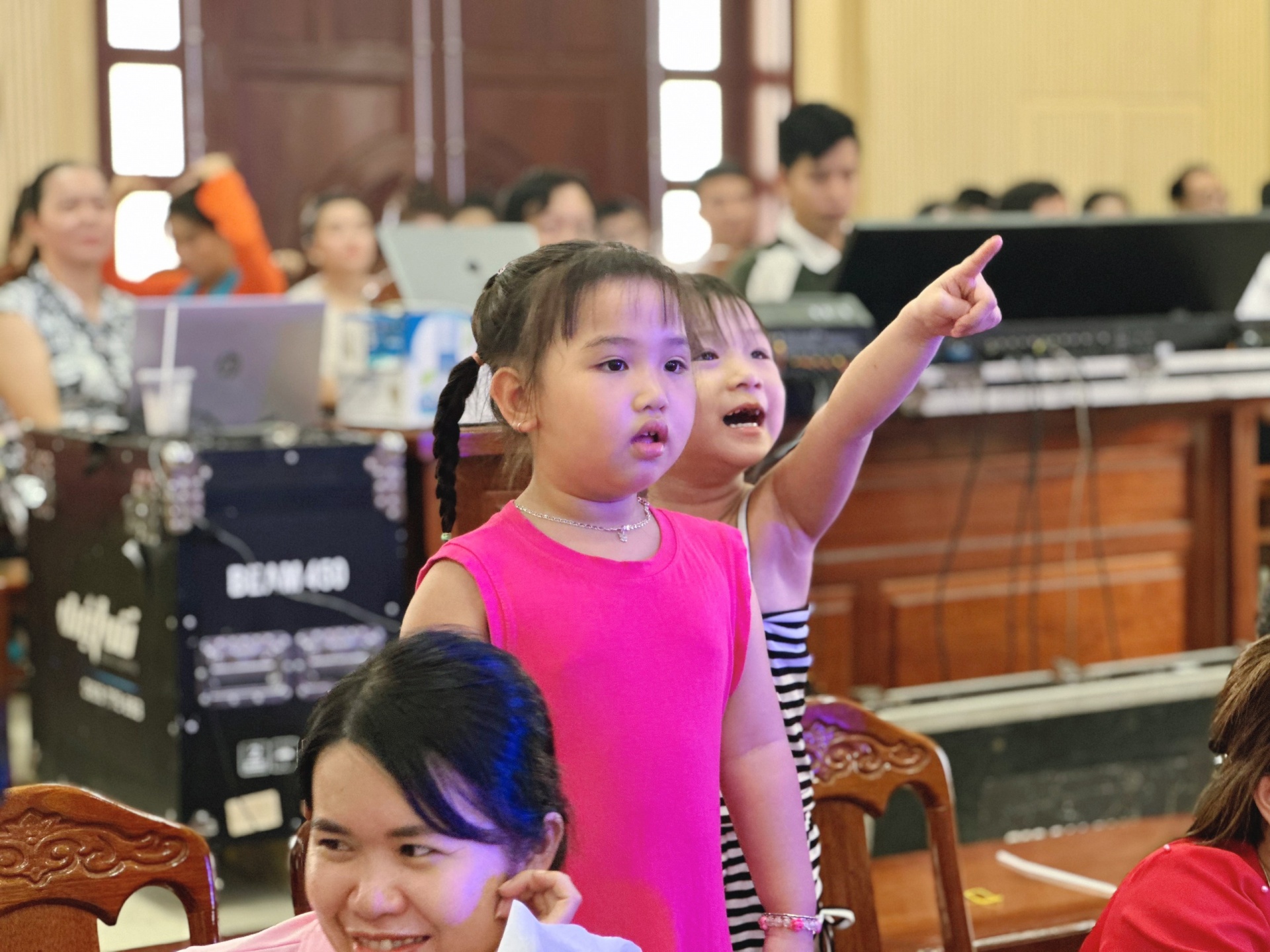 Hội thi Tiếng hát CNVCLĐ quận Cẩm Lệ năm 2023: Những khoảnh khắc sôi nổi, vui vẻ Hội thi Tiếng hát CNVCLĐ quận Cẩm Lệ năm 2023: Những khoảnh khắc sôi nổi, vui vẻ