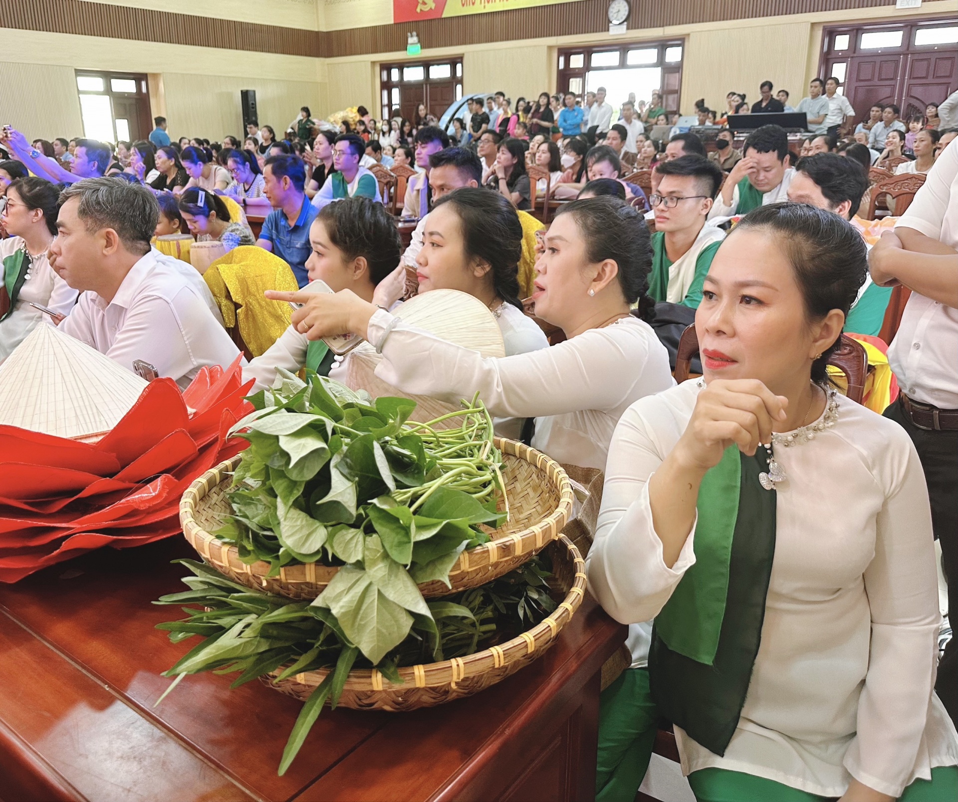 Hội thi Tiếng hát CNVCLĐ quận Cẩm Lệ năm 2023: Những khoảnh khắc sôi nổi, vui vẻ Hội thi Tiếng hát CNVCLĐ quận Cẩm Lệ năm 2023: Những khoảnh khắc sôi nổi, vui vẻ