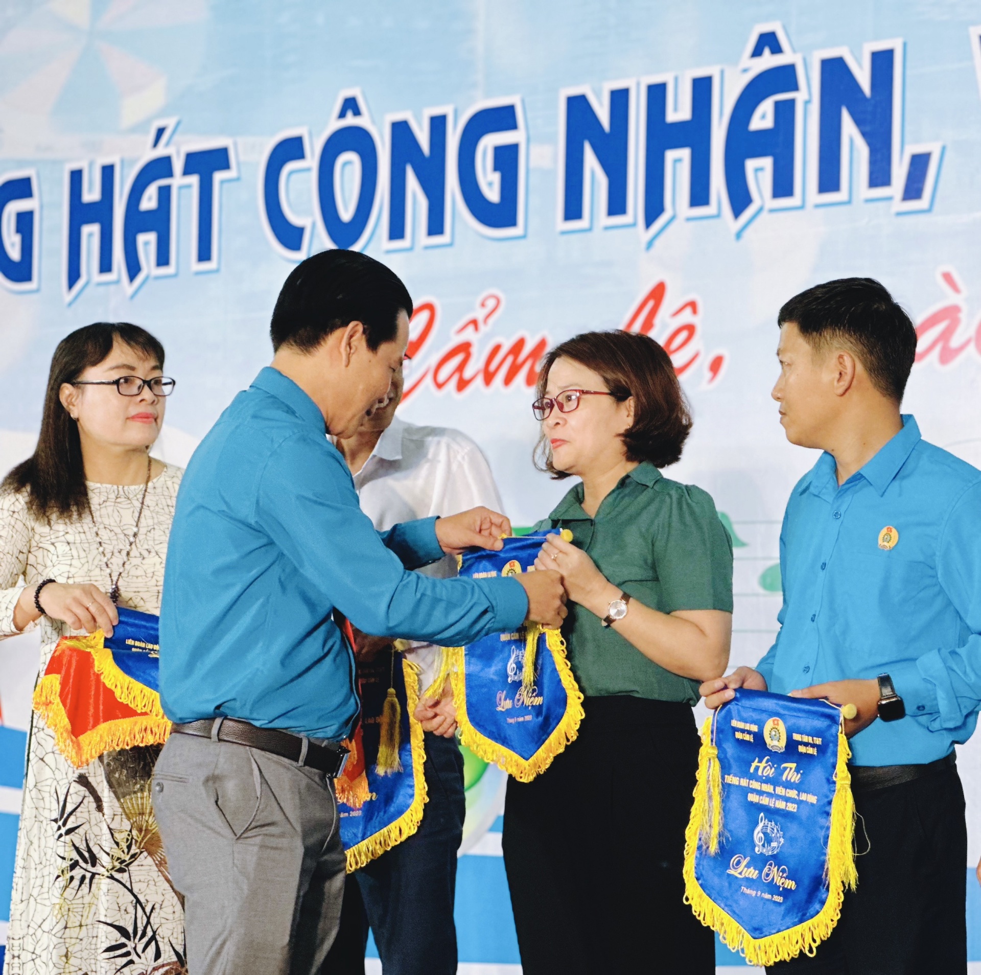 Hội thi Tiếng hát CNVCLĐ quận Cẩm Lệ năm 2023: Những khoảnh khắc sôi nổi, vui vẻ Hội thi Tiếng hát CNVCLĐ quận Cẩm Lệ năm 2023: Những khoảnh khắc sôi nổi, vui vẻ