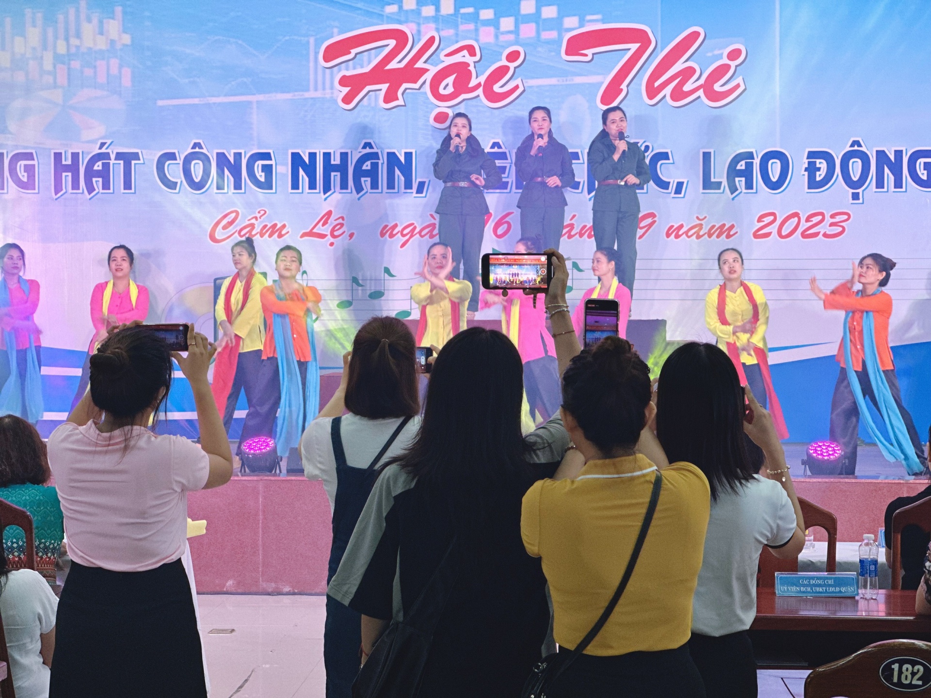 Hội thi Tiếng hát CNVCLĐ quận Cẩm Lệ năm 2023: Những khoảnh khắc sôi nổi, vui vẻ Hội thi Tiếng hát CNVCLĐ quận Cẩm Lệ năm 2023: Những khoảnh khắc sôi nổi, vui vẻ