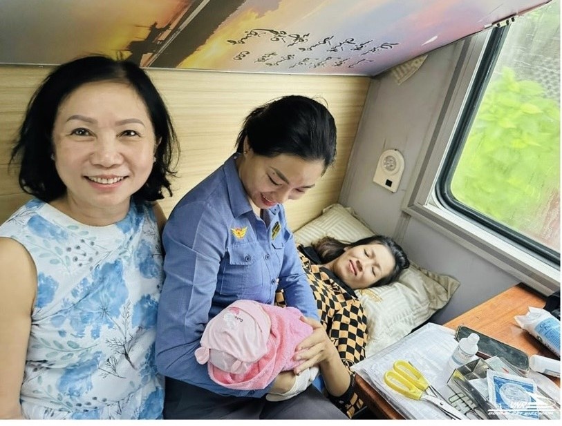 Chị nhân viên đường sắt hạnh phúc kể lại 40 phút đỡ đẻ thành công ngay trên tàu