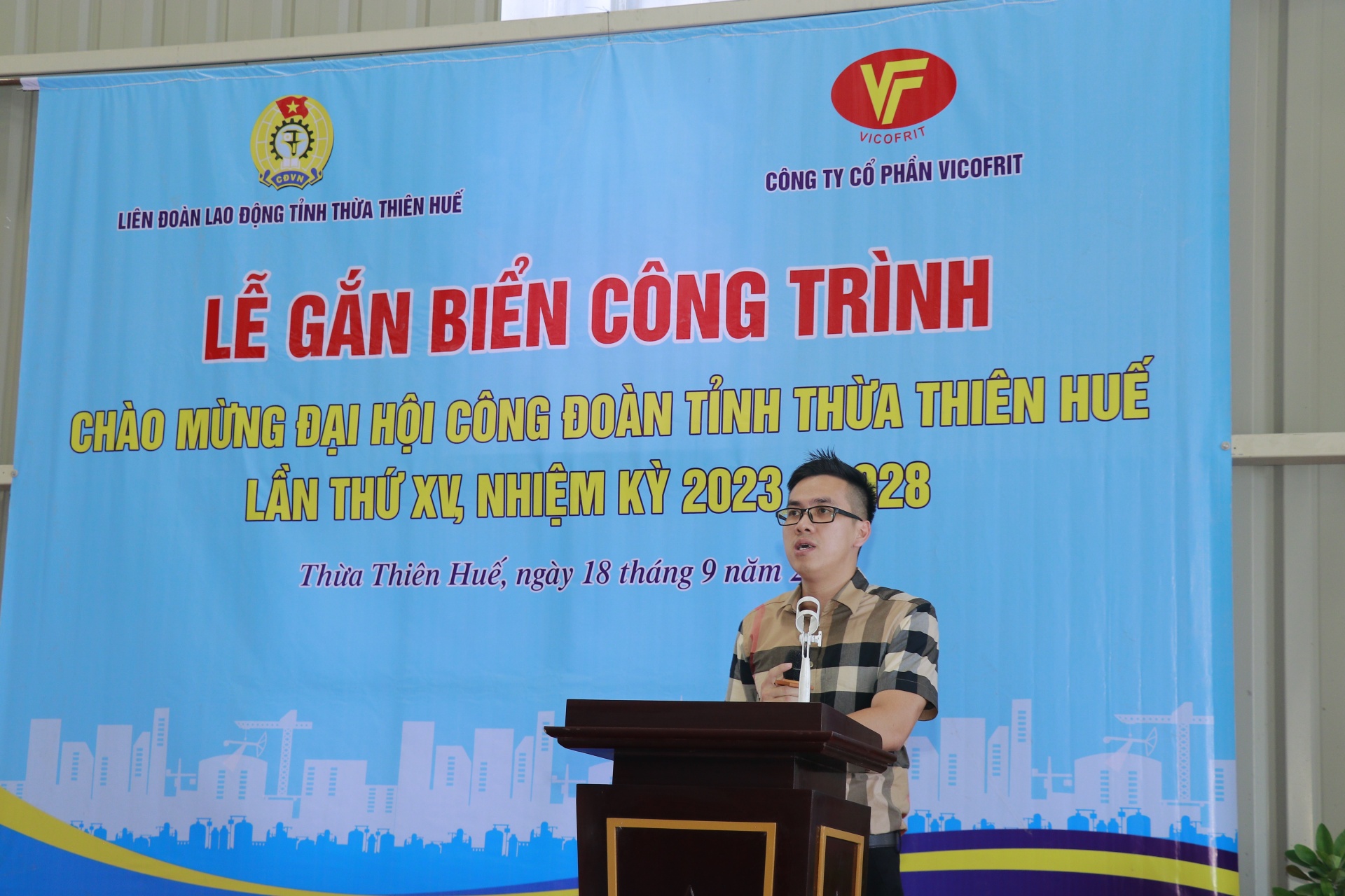 Gắn biển công trình chào mừng Đại hội Công đoàn tỉnh Thừa Thiên Huế lần thứ XV