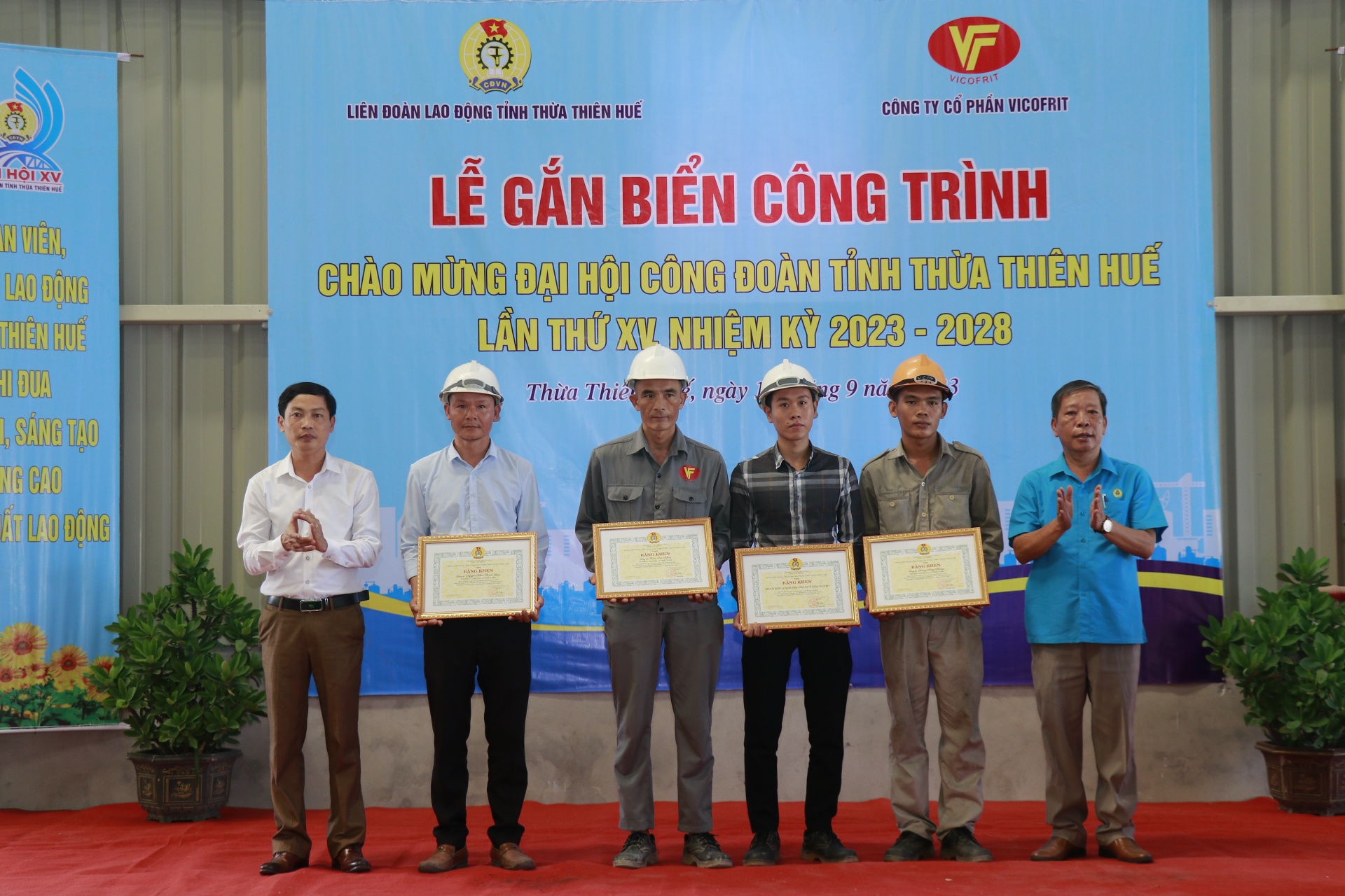 Gắn biển công trình chào mừng Đại hội Công đoàn tỉnh Thừa Thiên Huế lần thứ XV