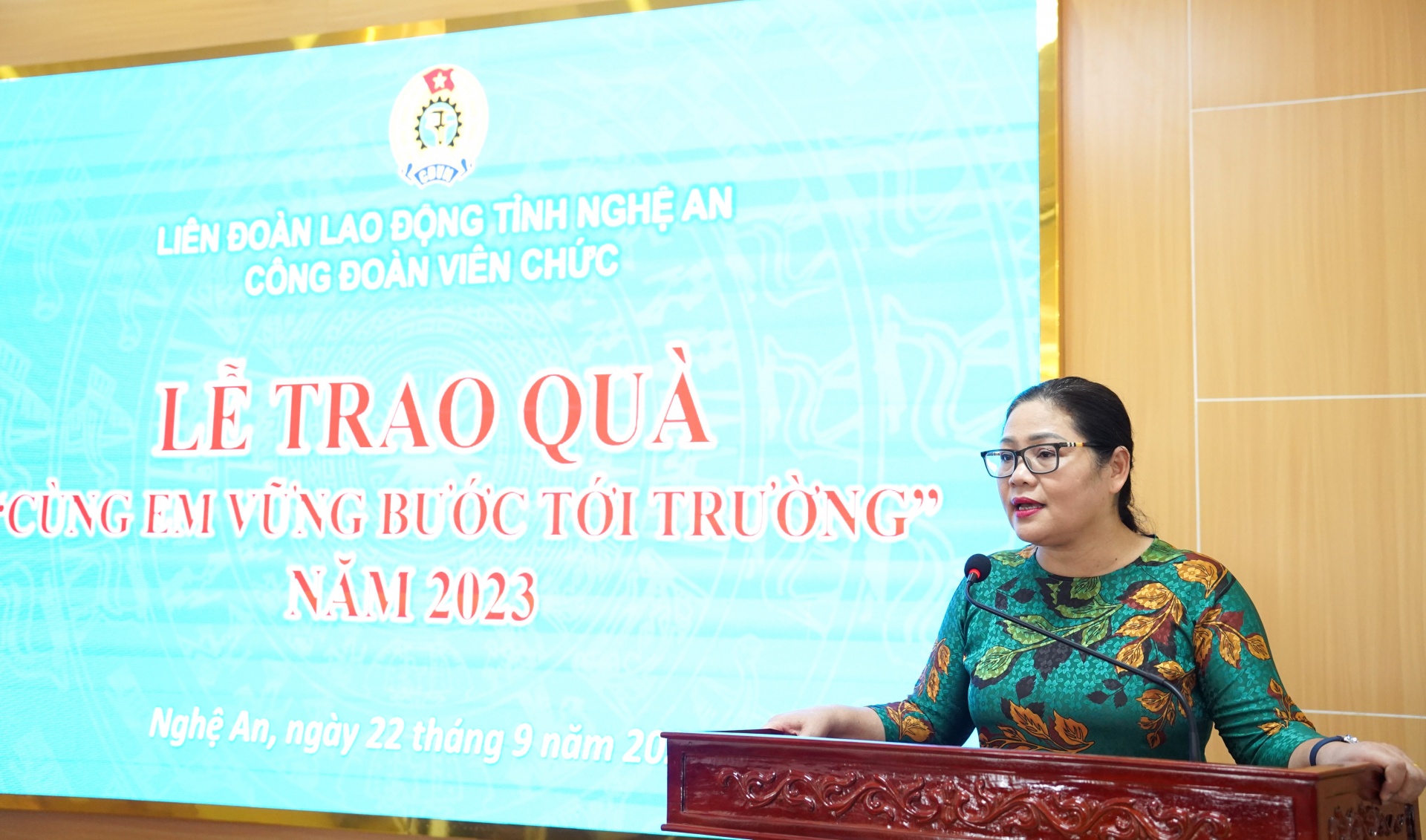 Công đoàn Viên chức tỉnh Nghệ An: Trao 131suất quà cho con đoàn viên