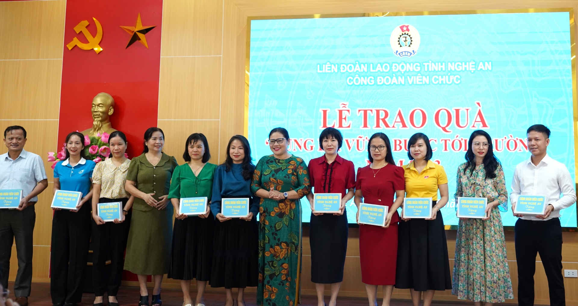 Công đoàn Viên chức tỉnh Nghệ An: Trao 131suất quà cho con đoàn viên