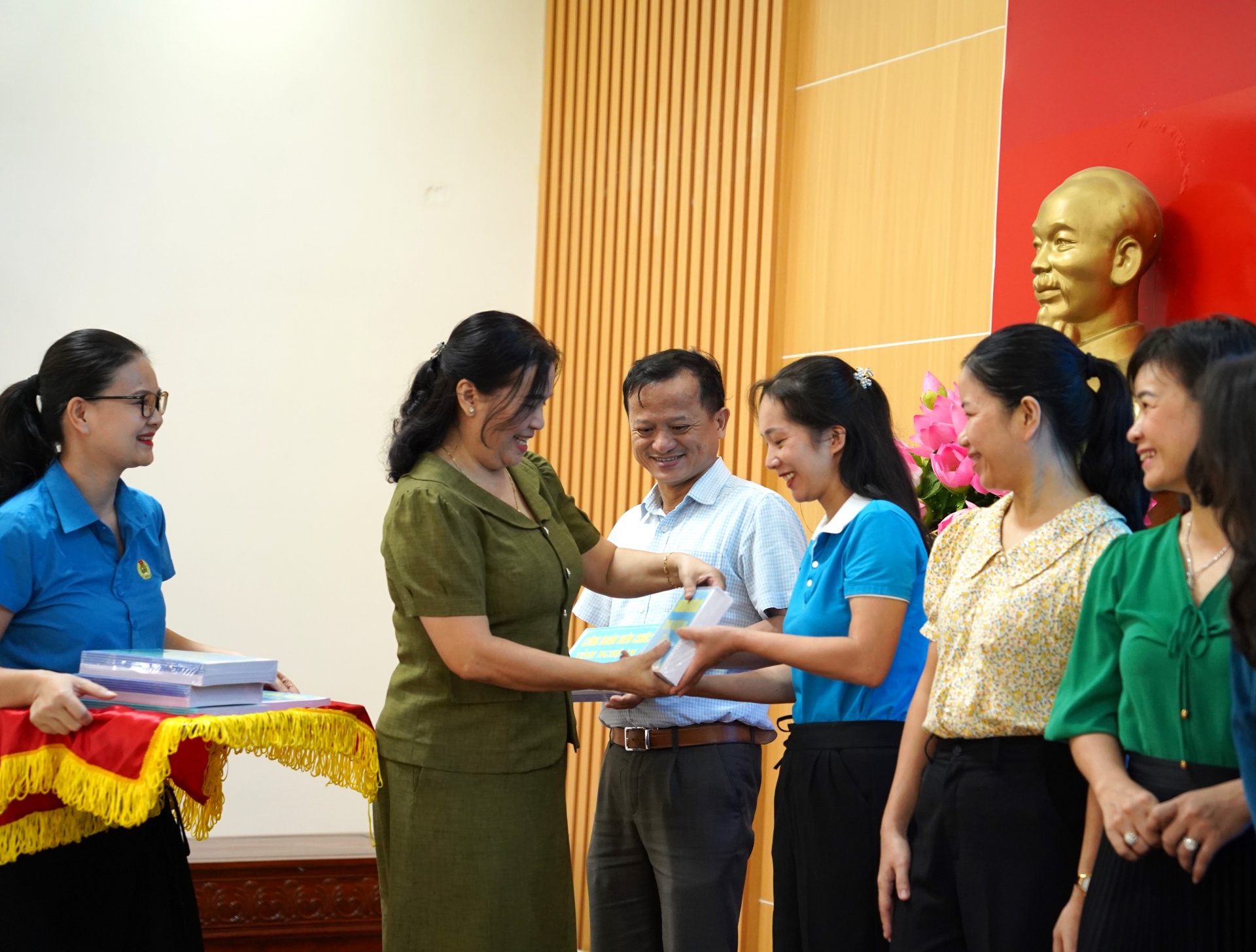 Công đoàn Viên chức tỉnh Nghệ An: Trao 131suất quà cho con đoàn viên