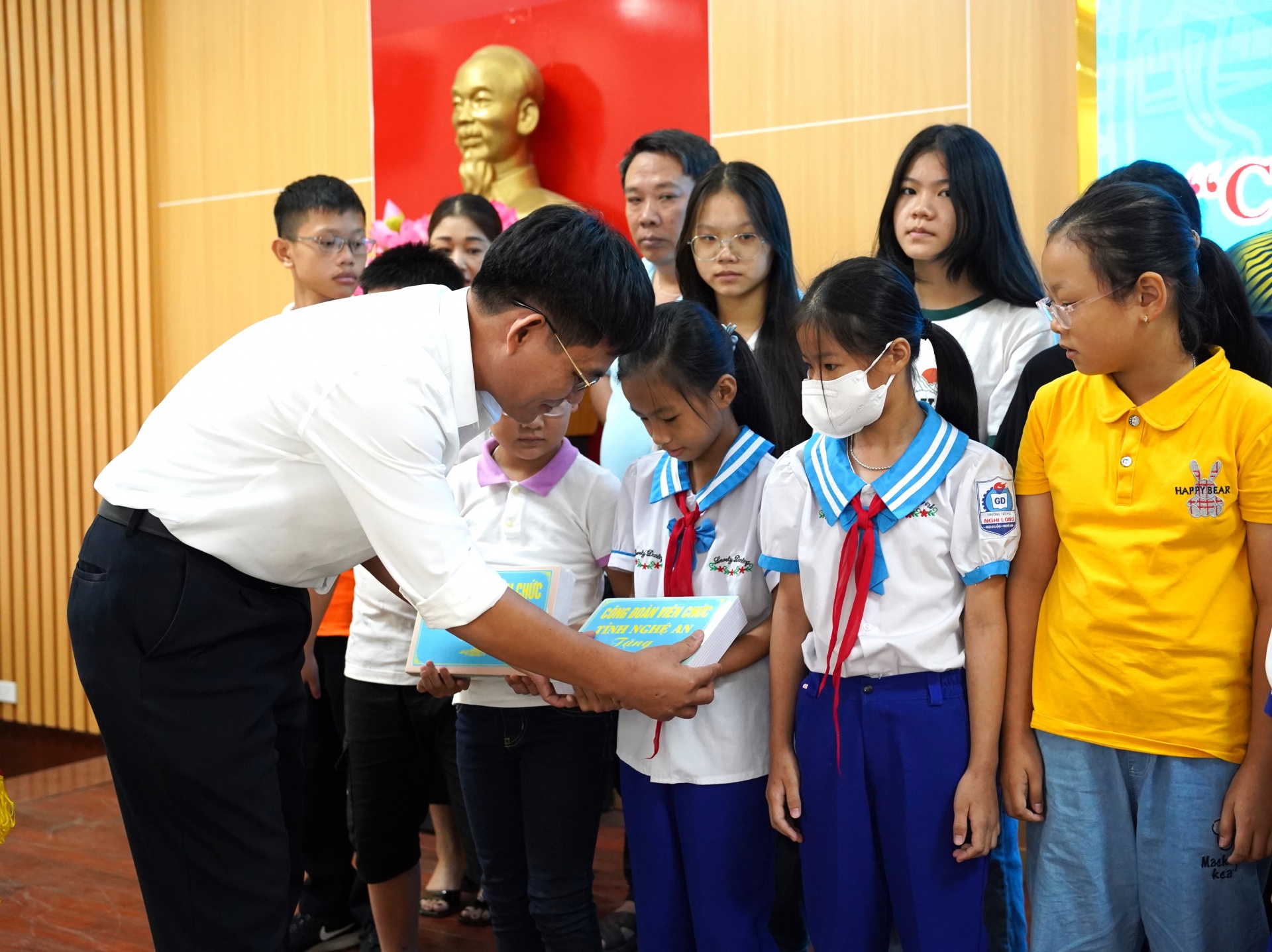 Công đoàn Viên chức tỉnh Nghệ An: Trao 131suất quà cho con đoàn viên