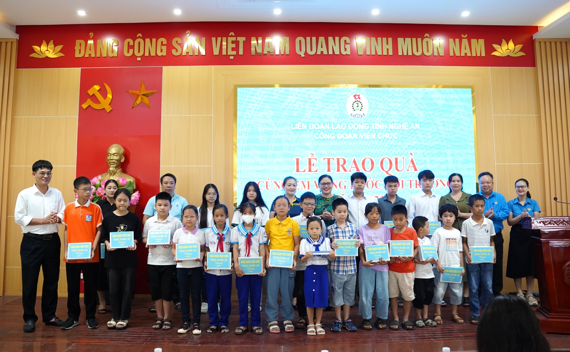 Công đoàn Viên chức tỉnh Nghệ An: Trao 131suất quà cho con đoàn viên
