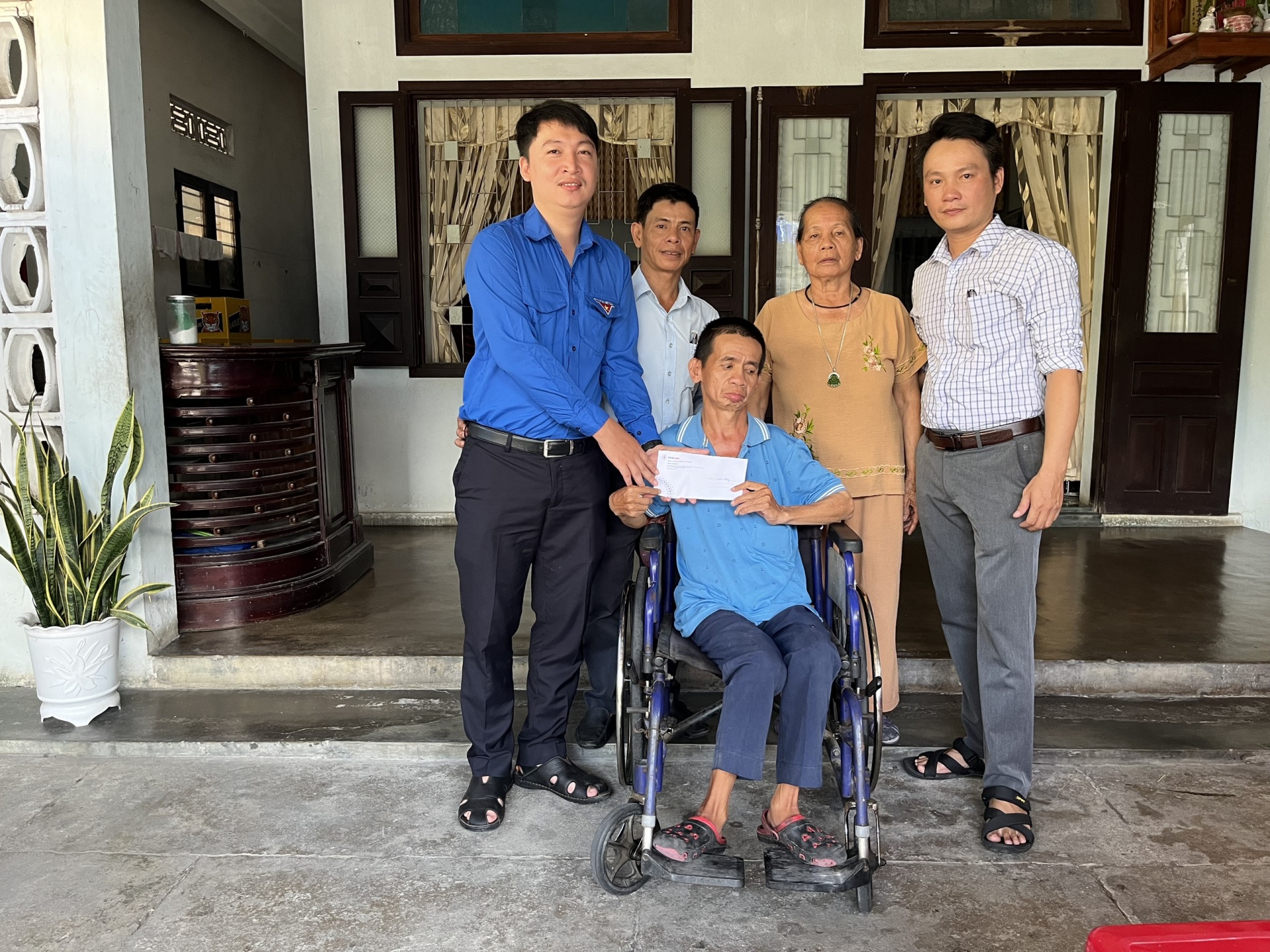 Điện lực thăm hỏi gia đình anh Lê Trọng. Ảnh: YÊN BÌNH.