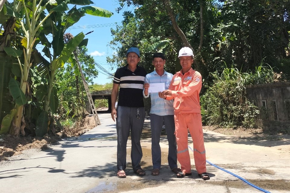 Thăm và tặng quà gia đình chị Hoàng Thị Kim Phượng. Ảnh: YÊN BÌNH.