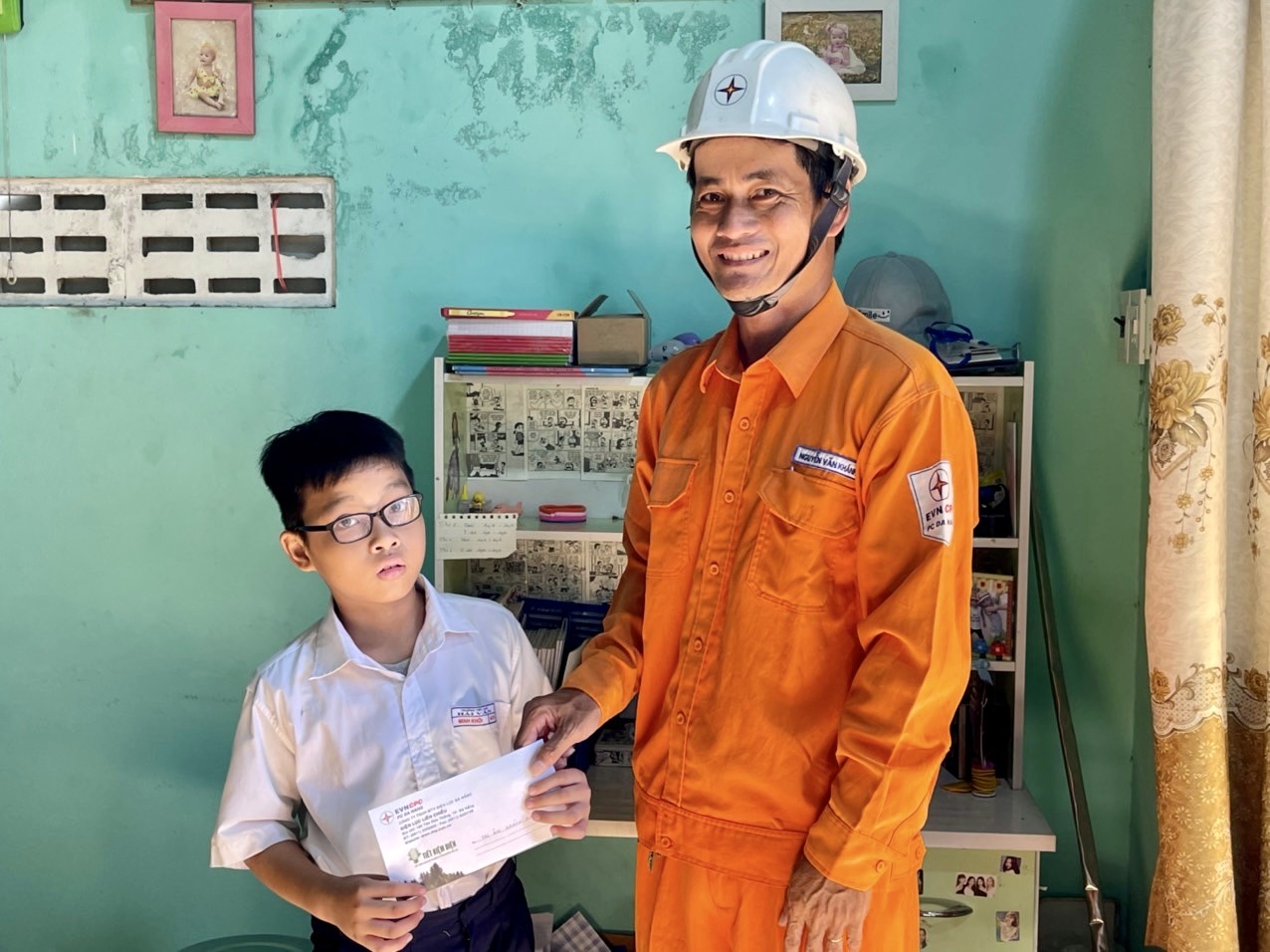 Thăm và tặng quà cho cháu Kỳ Thư. Ảnh: YÊN BÌNH.