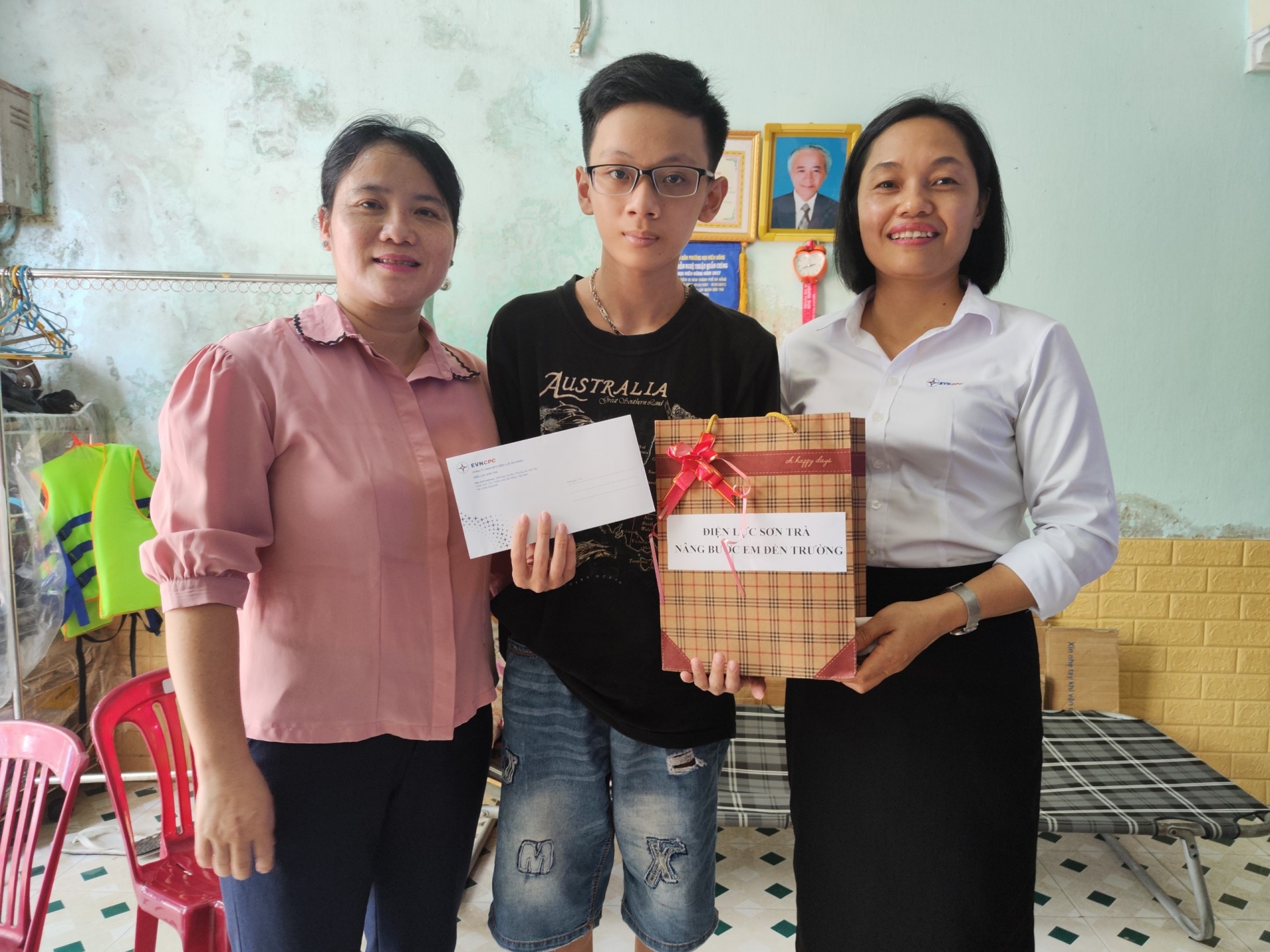 Thăm và tặng quà gia đình chị Hoàng Thị Kim Phượng. Ảnh: YÊN BÌNH