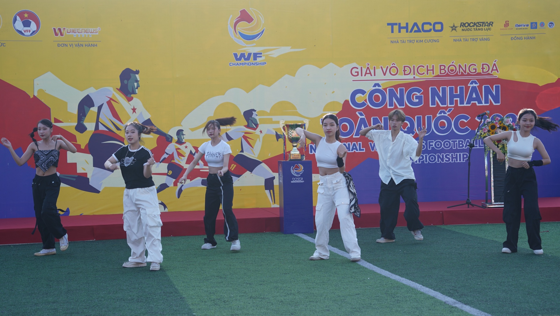 Sôi động Lễ khai mạc vòng loại khu vực 3 Giải vô địch bóng đá công nhân toàn quốc Sôi động Lễ khai mạc vòng loại khu vực 3 Giải vô địch bóng đá công nhân toàn quốc