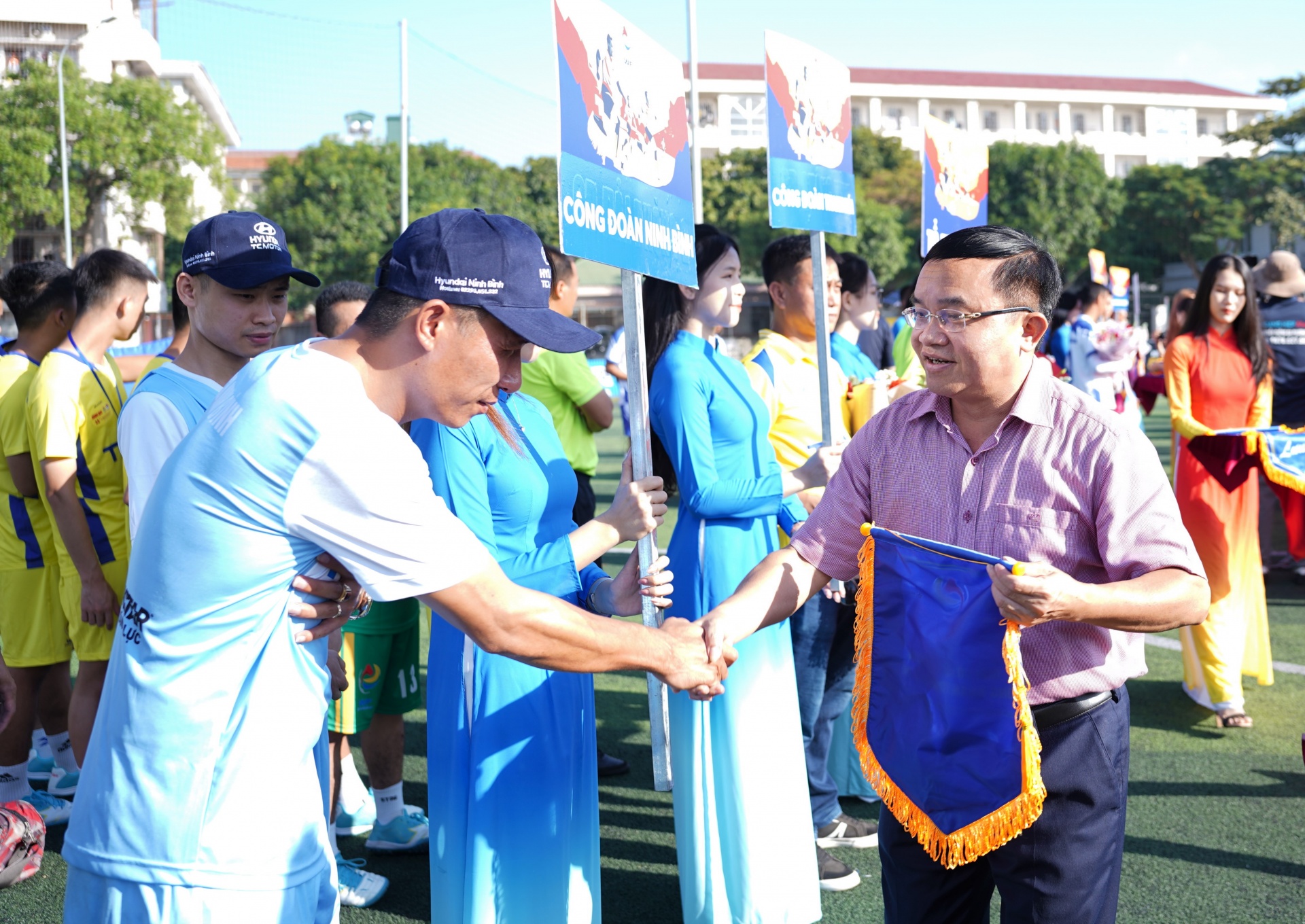 Sôi động Lễ khai mạc vòng loại khu vực 3 Giải vô địch bóng đá công nhân toàn quốc Sôi động Lễ khai mạc vòng loại khu vực 3 Giải vô địch bóng đá công nhân toàn quốc