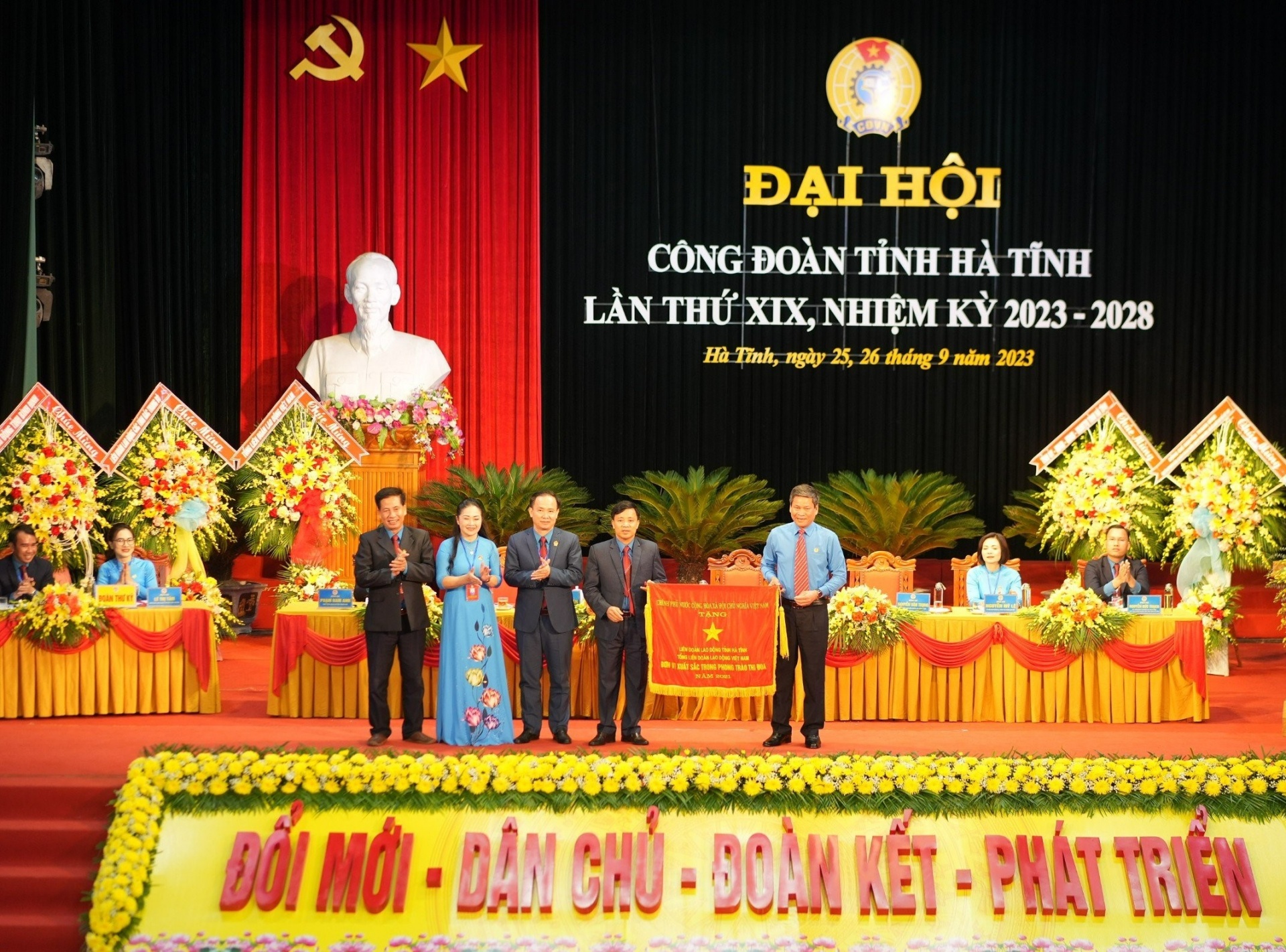 Trang trọng, ấn tượng Đại hội Công đoàn Hà Tĩnh lần thứ XIX, nhiệm kỳ 2023-2028