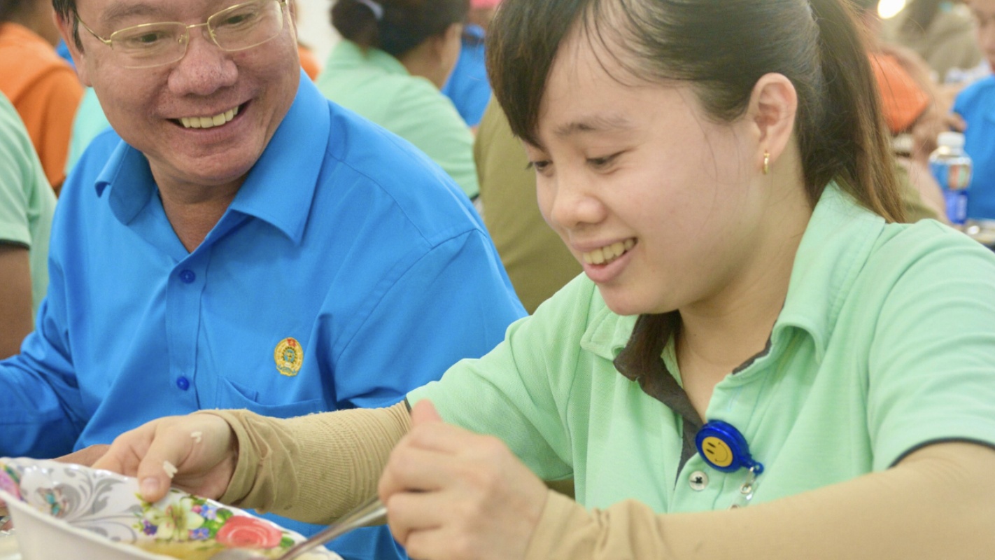 Nụ cười nữ công nhân khi được dùng 
