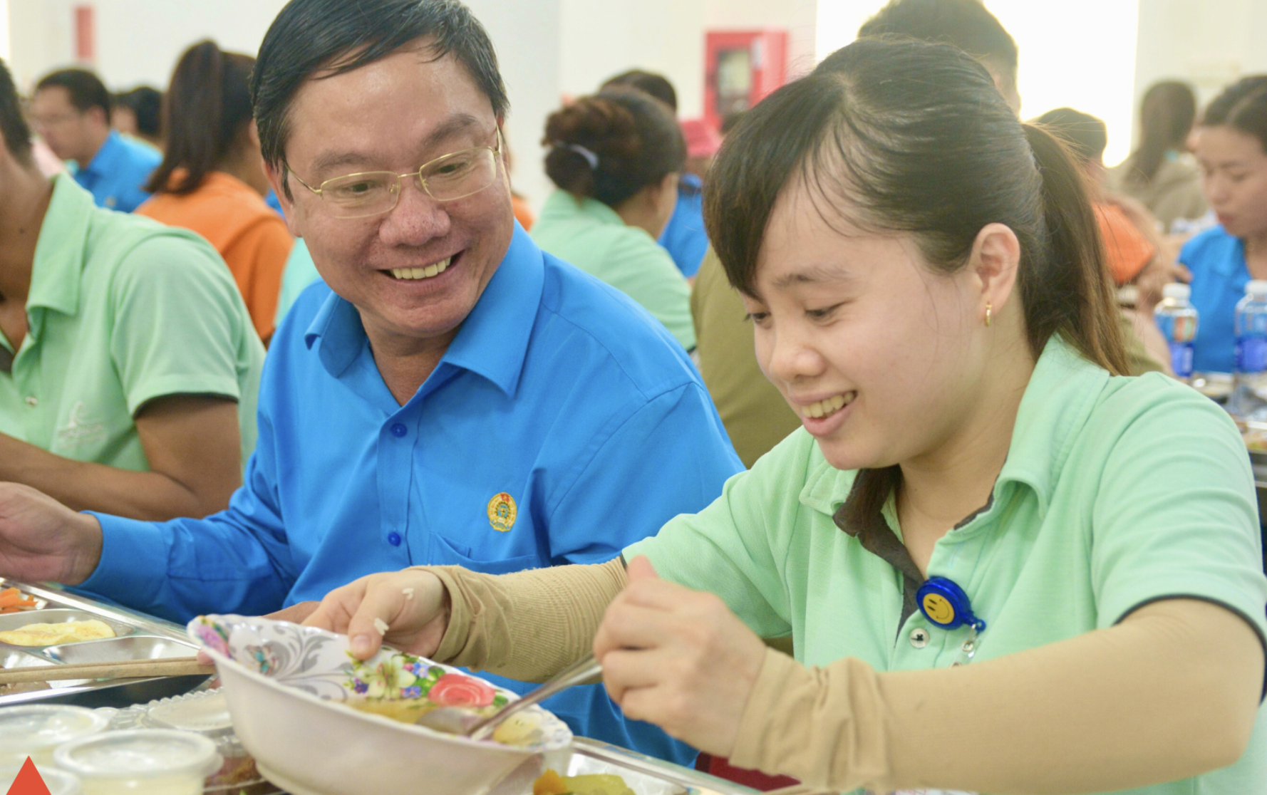 Nụ cười nữ công nhân khi được dùng 