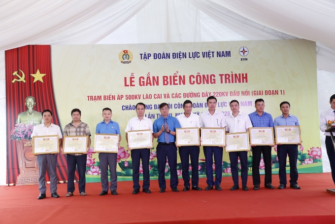 Gắn biển công trình chào mừng Đại hội VI Công đoàn Điện lực Việt Nam Gắn biển công trình chào mừng Đại hội VI Công đoàn Điện lực Việt Nam
